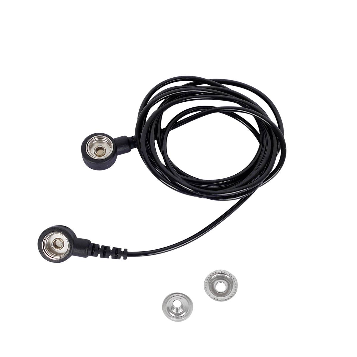 Et sort kabel med to stikforbindelser og to matchende metaladaptere på hvid baggrund.