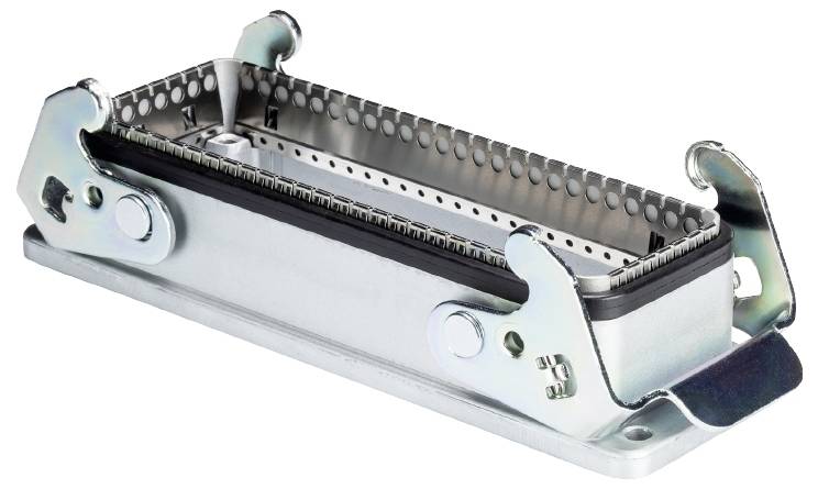 Metallisk genstand med rektangulær, perforeret skal og foldbare arme på siderne, sandsynligvis en teknisk komponent.