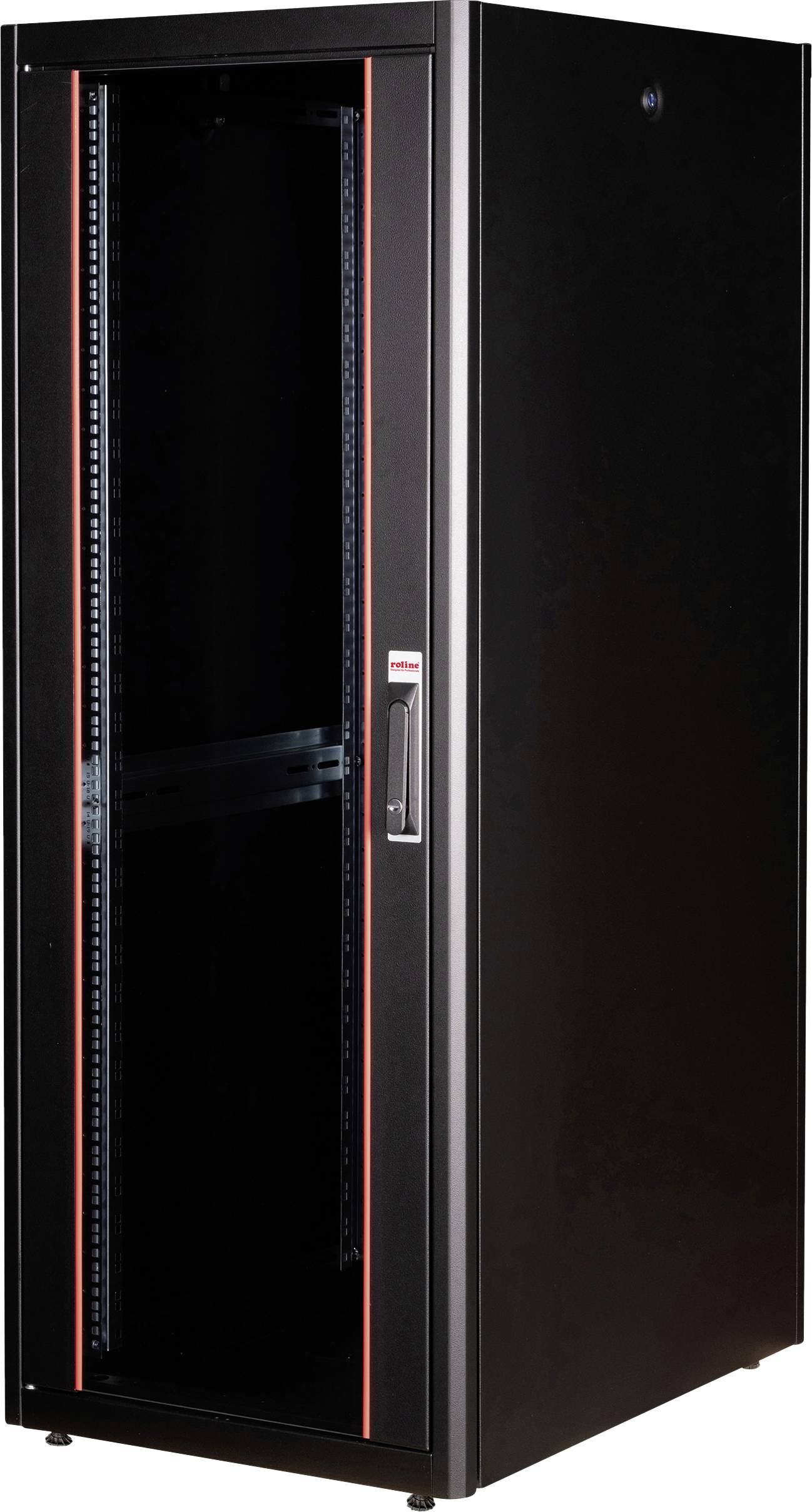 Sort serverrack med glasdør og røde accenter, står oprejst. Det er tomt og klar til installation af servere eller netværkskomponenter.