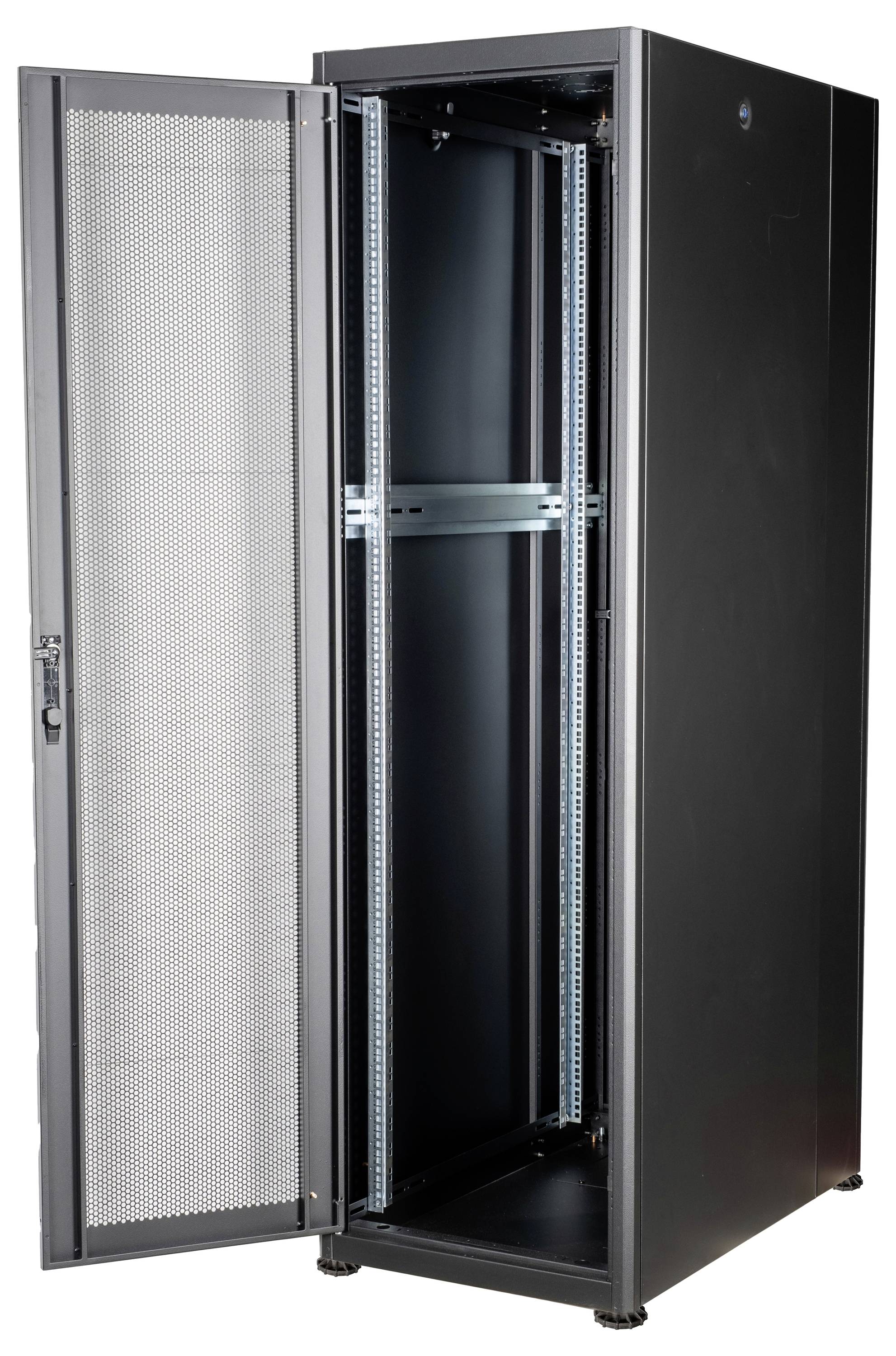 Sort, halvt åben serverrack-skab med perforeret dør, egnet til opbevaring af netværks- eller serverenheder i et datacenter.