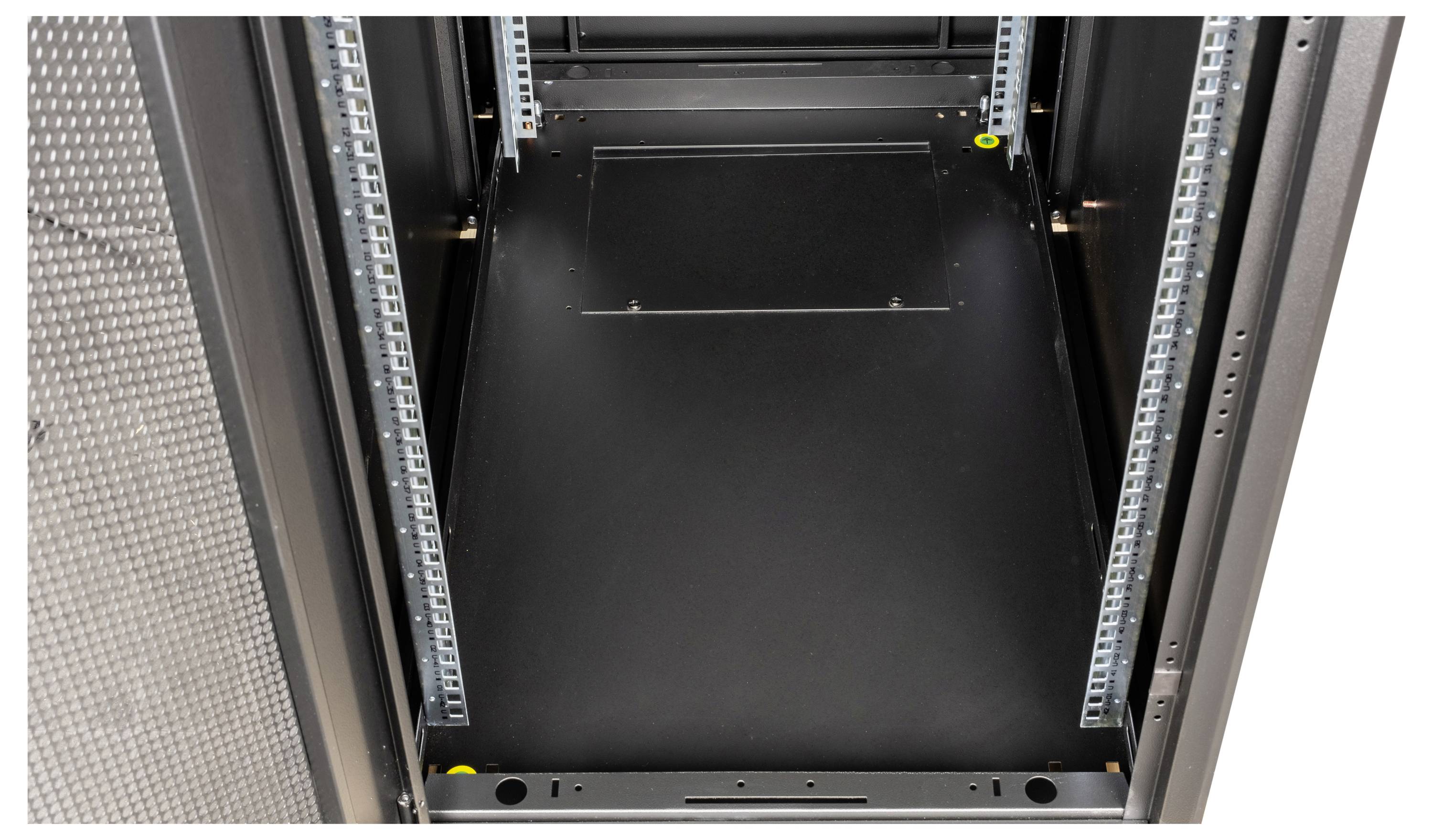 Tomt serverrack-kabinet, set forfra. Indeholder ingen hardwarekomponenter og er klar til installation af servere eller enheder.