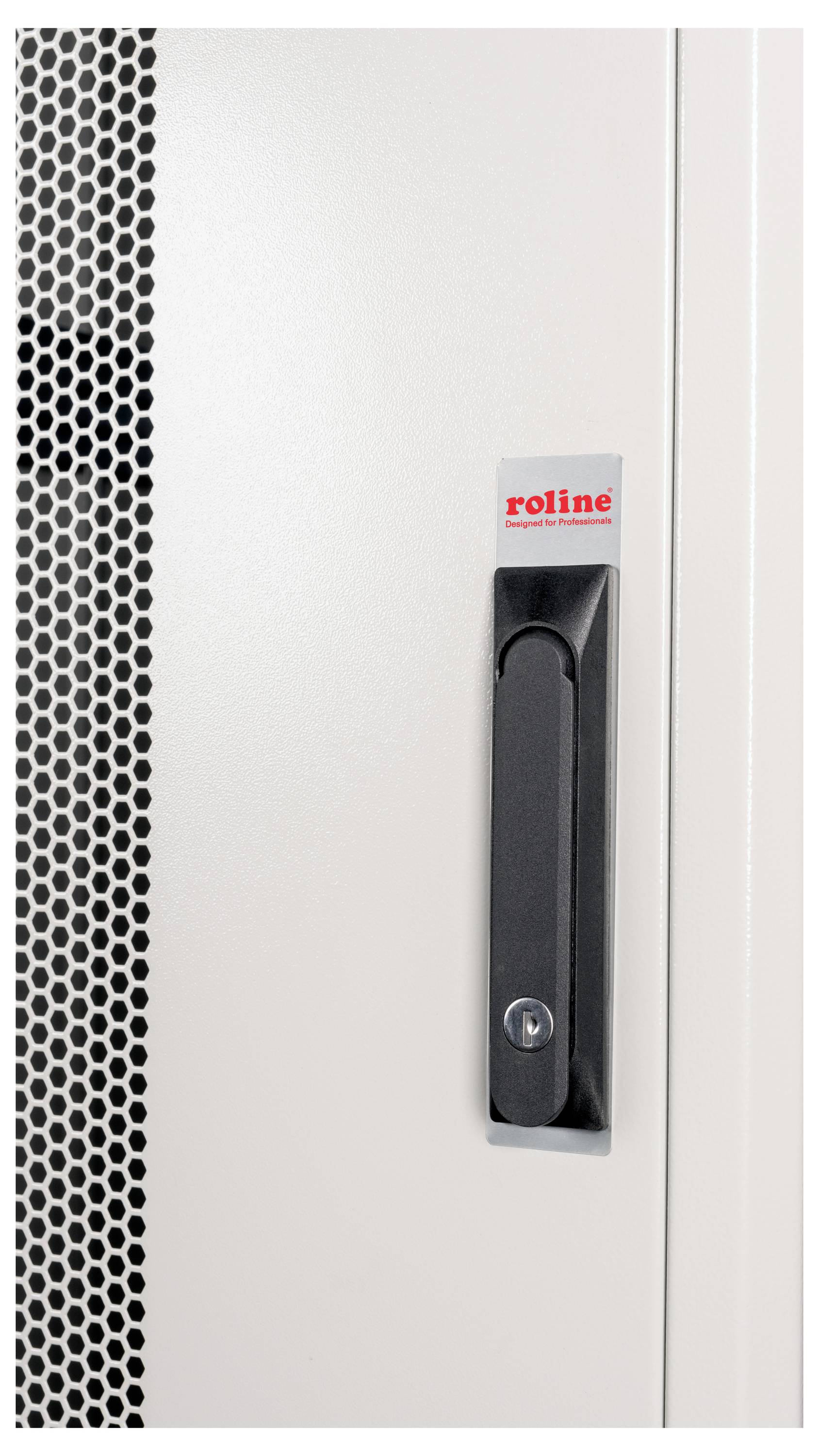 Fokus er rettet mod et skab med en sort-grå dør og ventilationsåbninger. Et sort håndtag og et rødt 'roline'-logo er synlige.