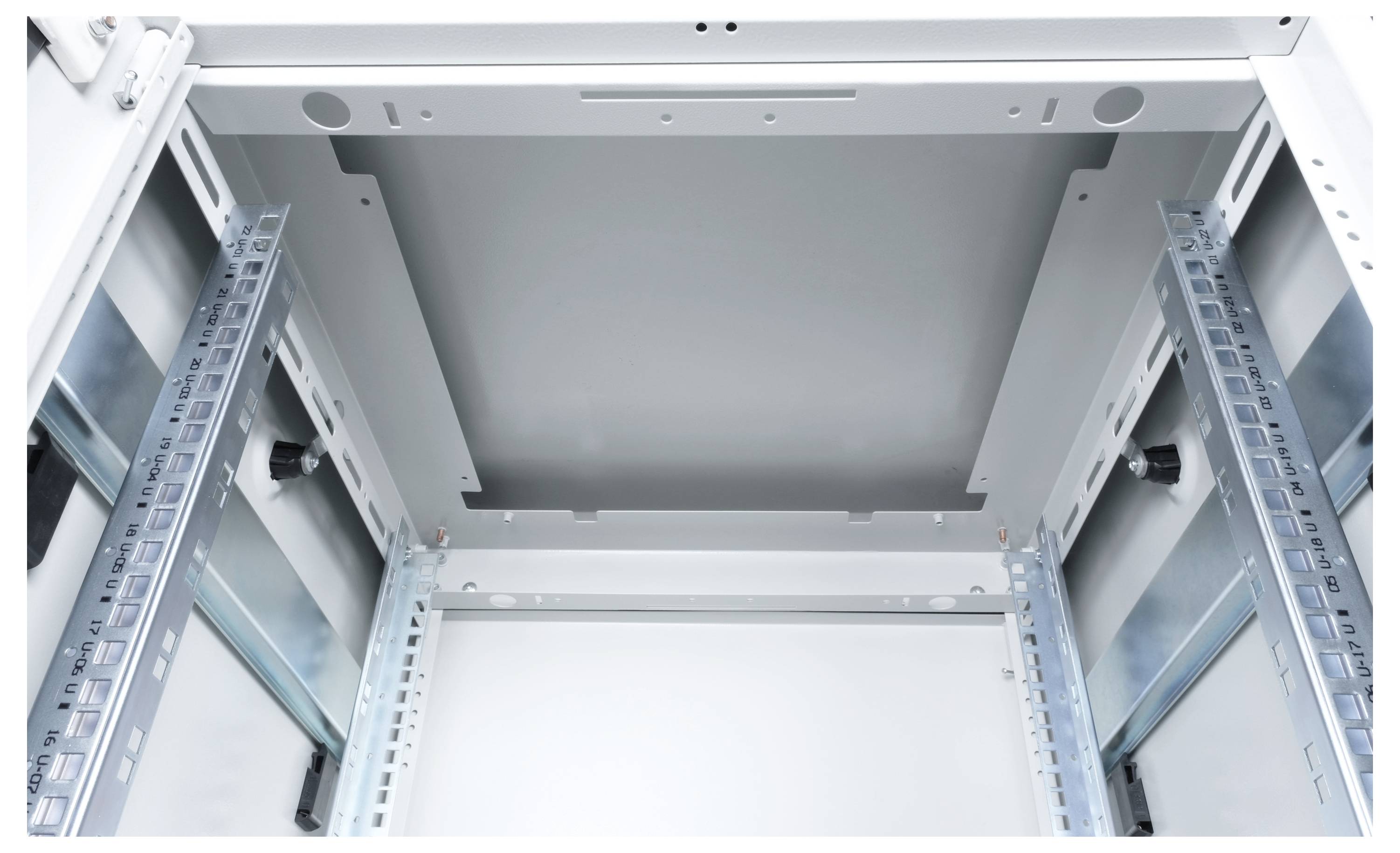 Et tomt serverrack af metal med sidestivere og monteringsskinner; klar til installation af IT-udstyr.
