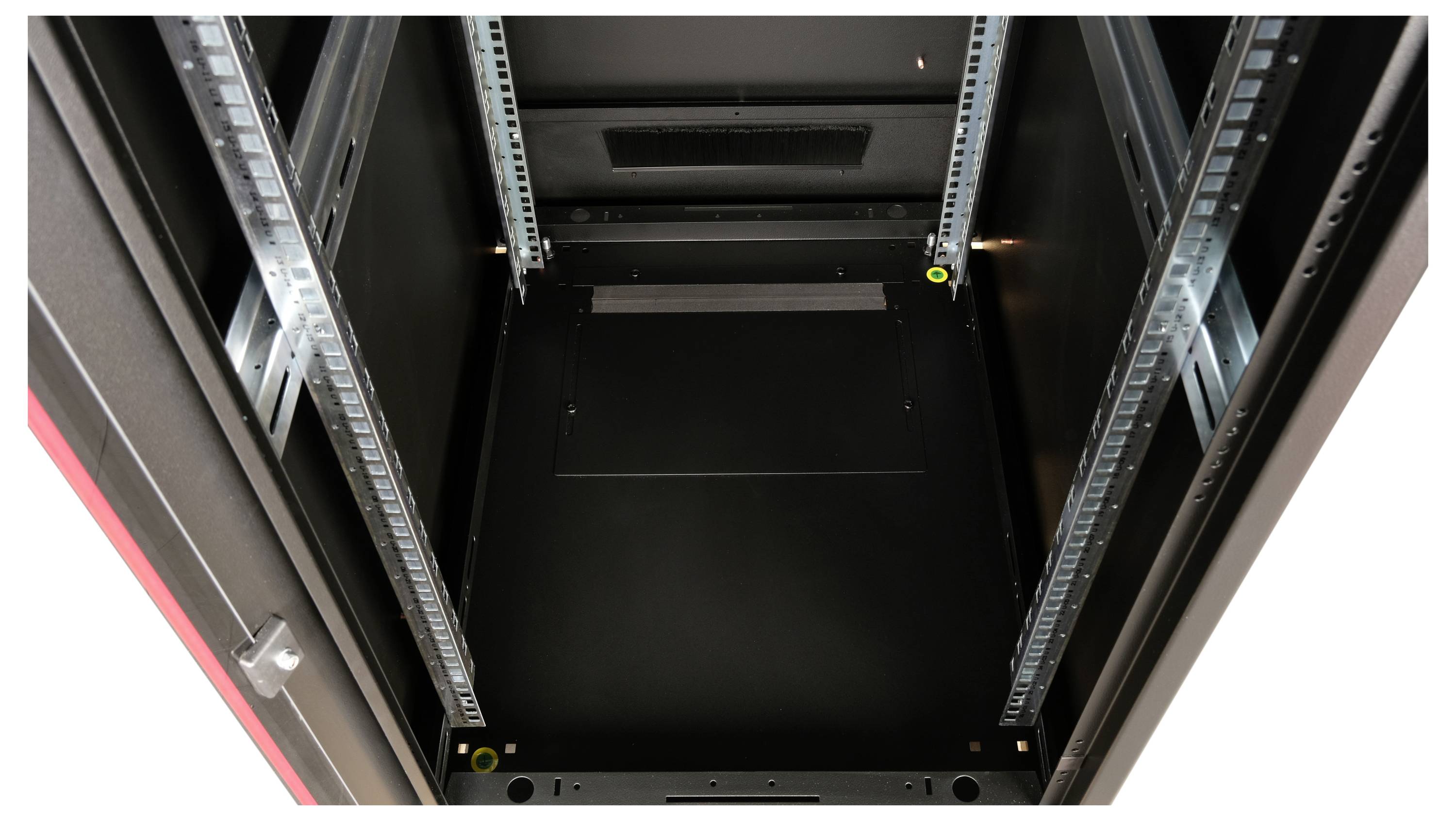 Åbent, tomt serverrack-kabinet med skinner til montering af enheder. Set oppefra ind i racket.
