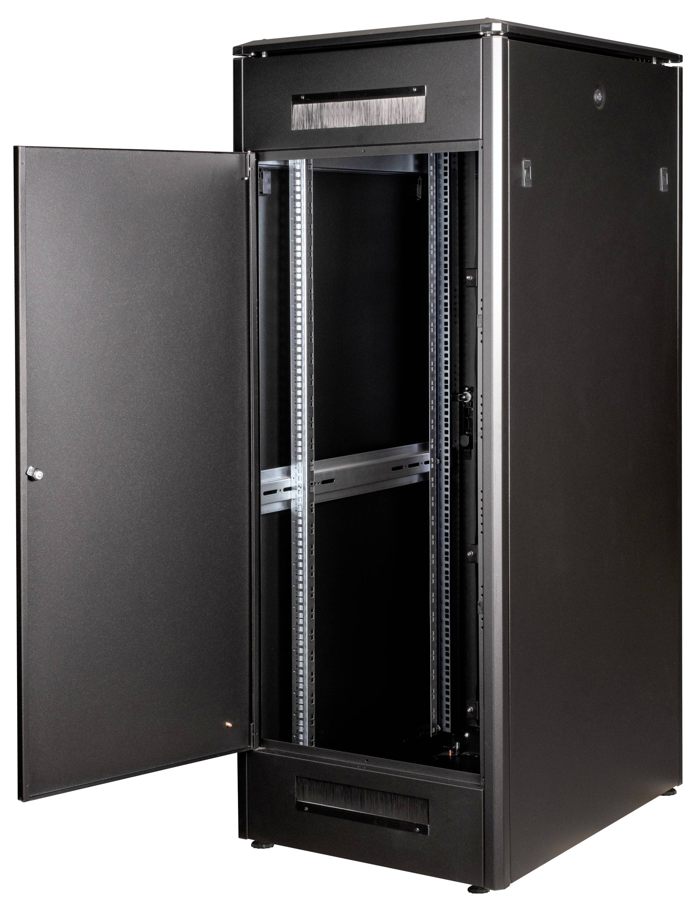Et sort serverrack-skab med åben dør, klar til installation af IT-udstyr. Den indvendige metalstruktur er synlig.