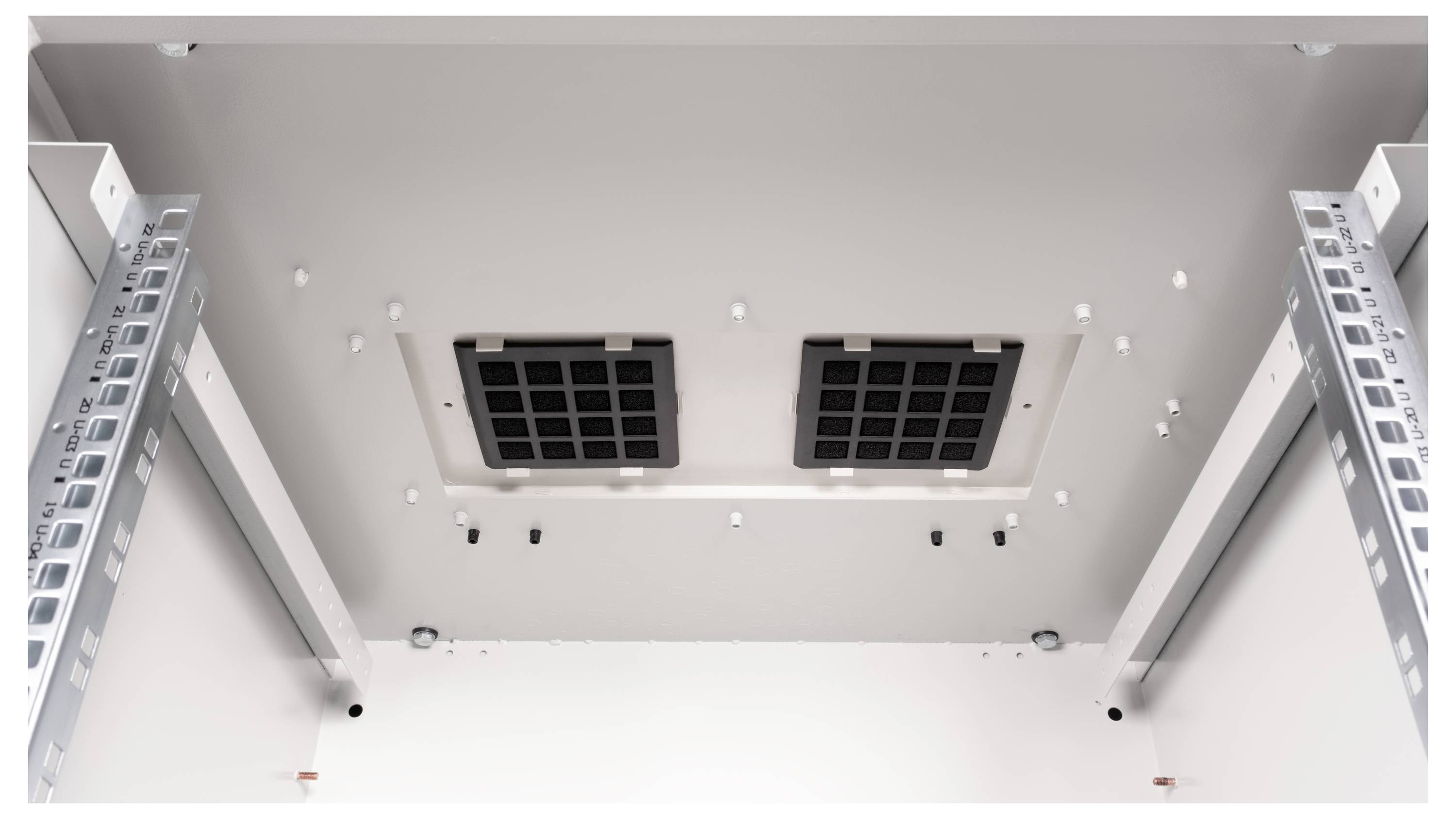 Set nedefra af et tomt serverrack med to ventilationsgitre i loftet, omgivet af monterbare metalrammer.