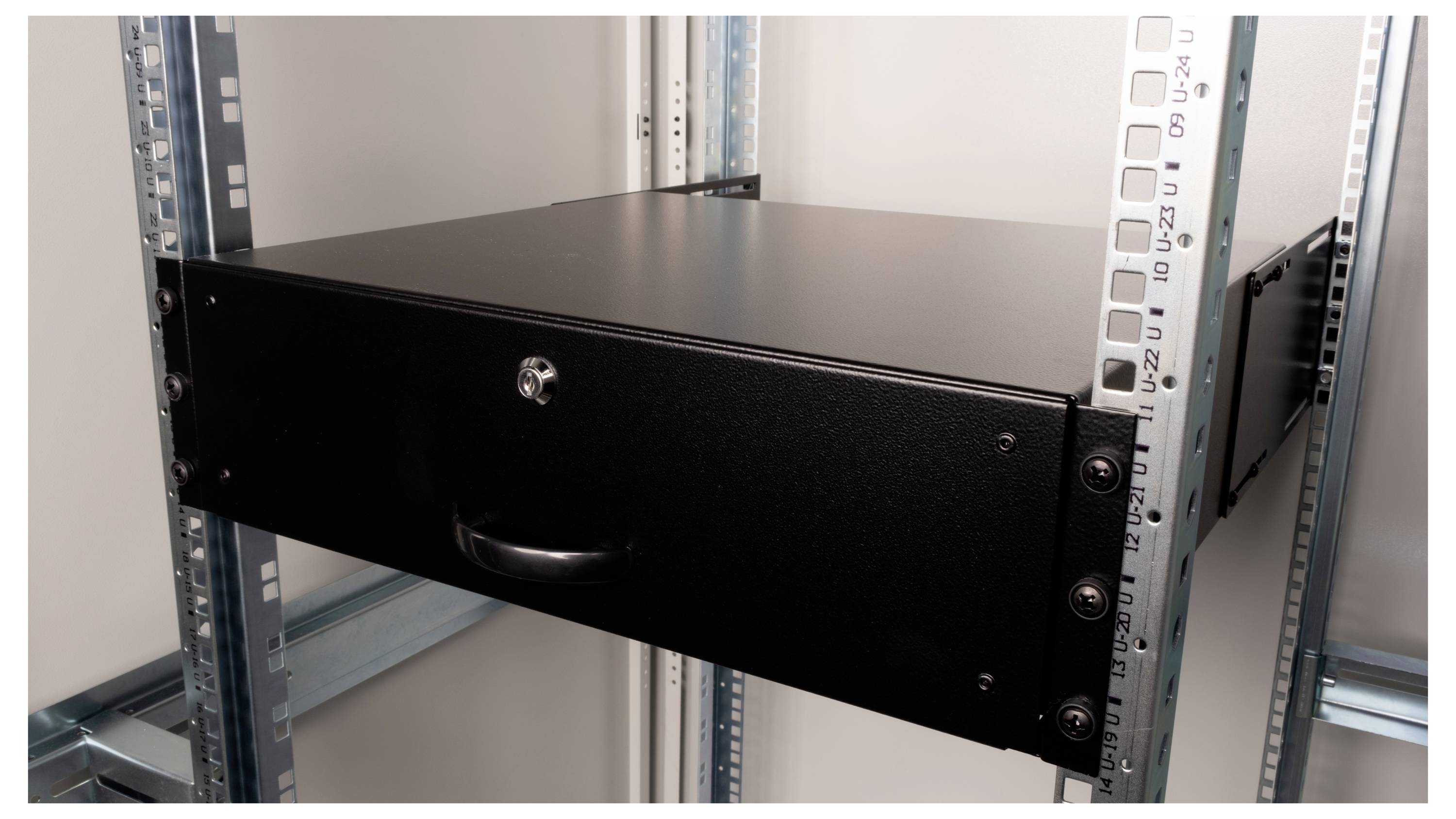 Sort server-rack skabsskuffe i en metalramme reol, delvist trukket ud, med et håndtag og et nøglehul i midten.