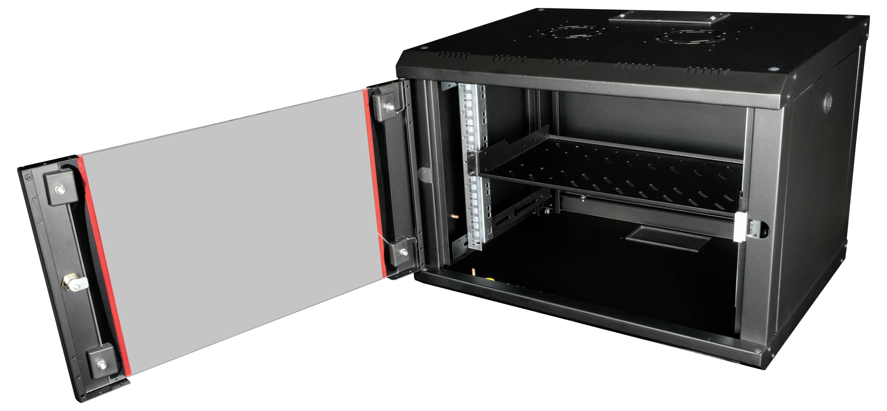 Et sort serverrack-kabinet med åben dør, som viser hylder indvendigt og kabelføring.