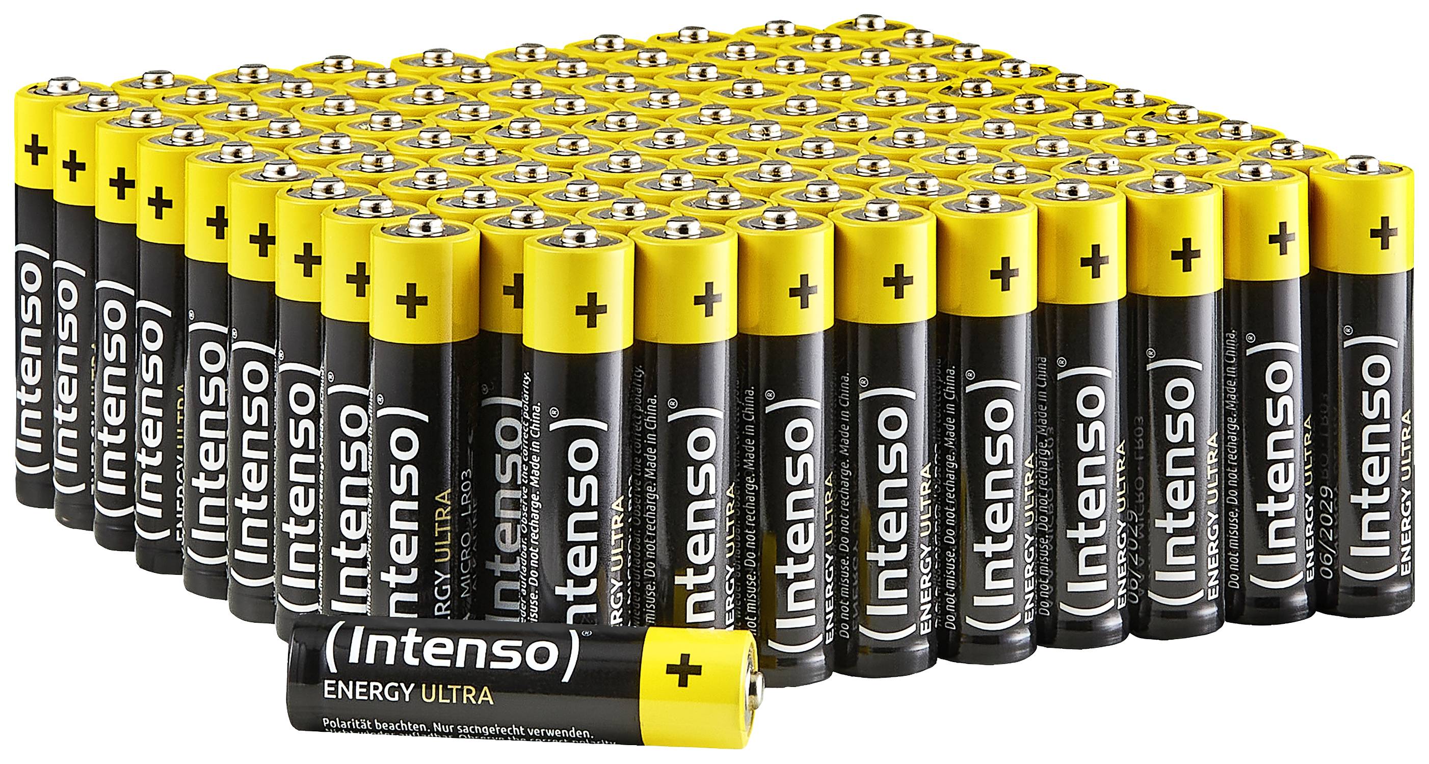 En samling af flere AA-batterier af mærket 'Intenso', arrangeret i flere rækker. Et batteri ligger separat foran.
