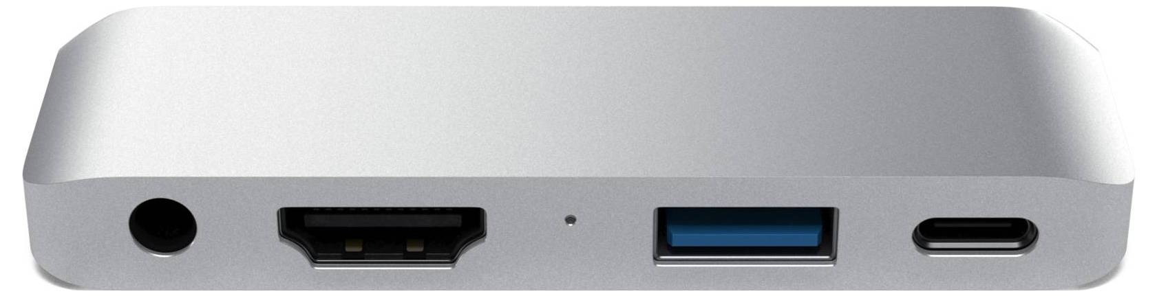 På billedet ses en sølvfarvet USB-C hub med følgende tilslutninger: HDMI, USB-A, USB-C og en lydindgang, fotograferet forfra.