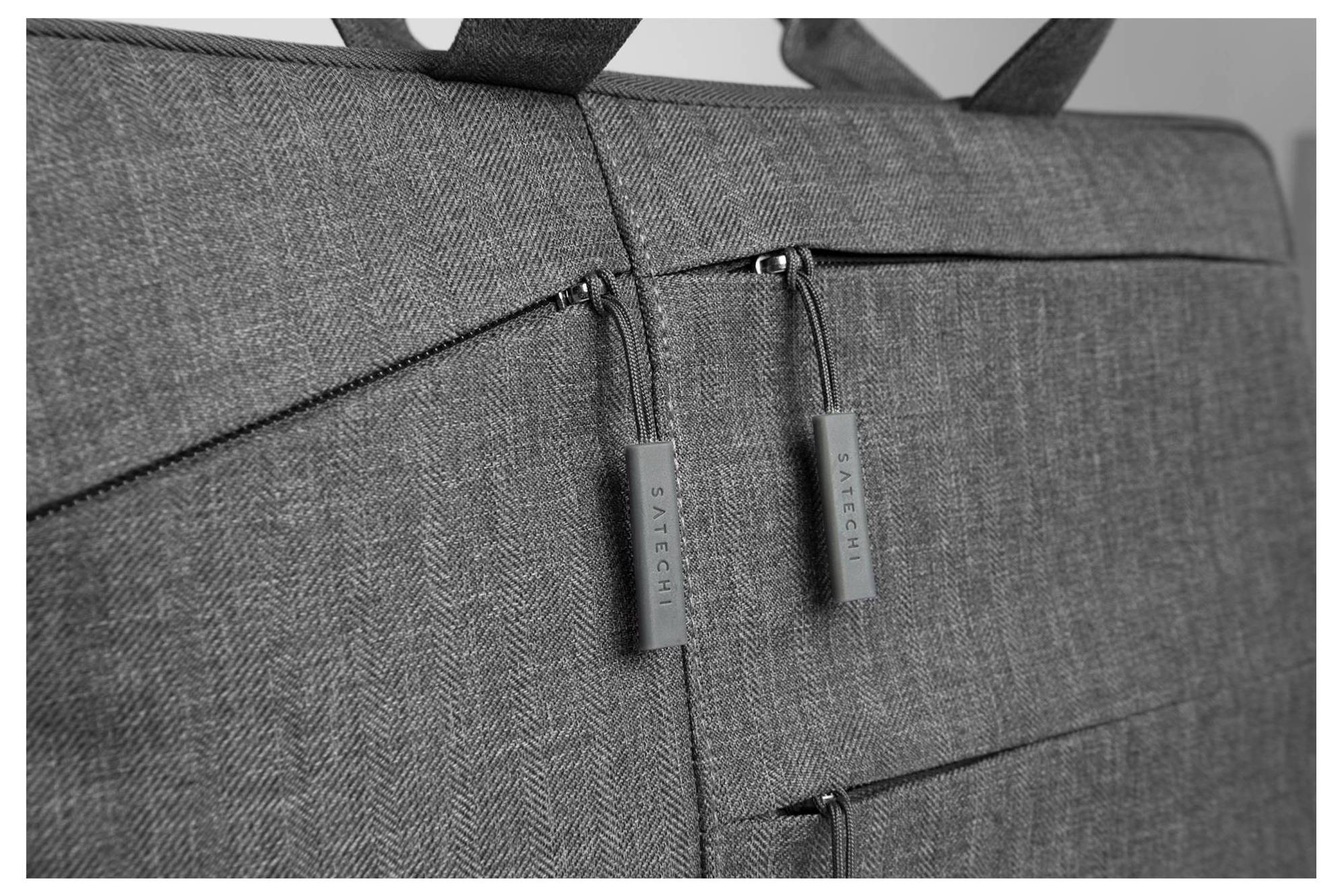 Grå laptoptaske med to lynlåse i lodret arrangement. Lynlåsene er mærket med 'Satechi'.