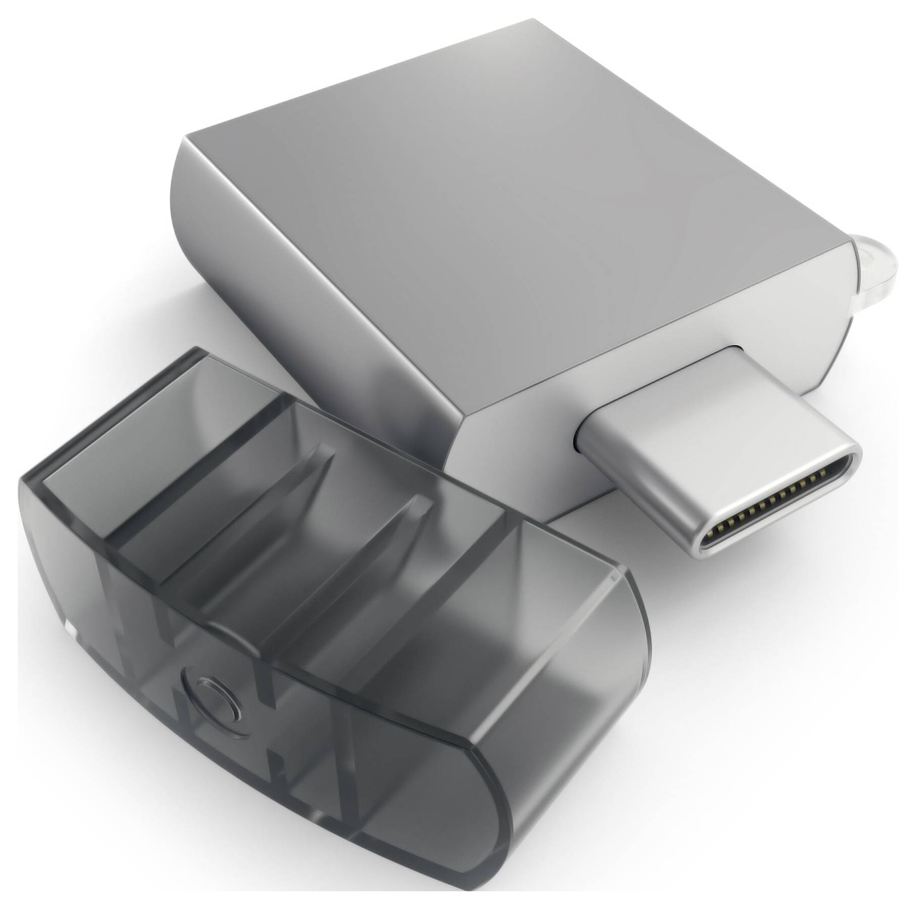 Et sølvfarvet USB-C-oplader med taget gennemsigtig hætte, som viser stikkets side.