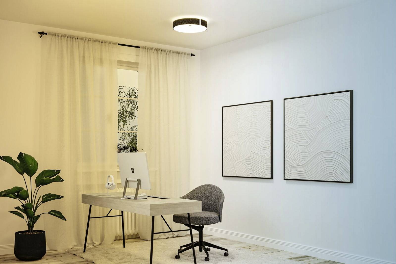 Et moderne, minimalistisk kontor med et skrivebord, en computer, en stol og to abstrakte vægmalerier. Planter og gardiner supplerer den lyse atmosfære.