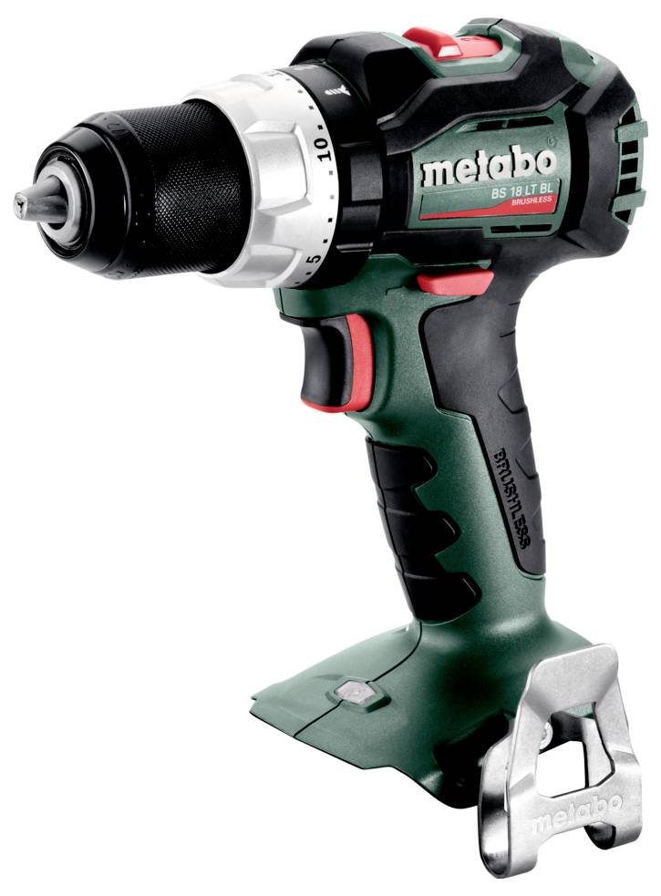 Trådløs Metabo-bor med spændtøj, batteribasis og bælteclips på hvid baggrund.