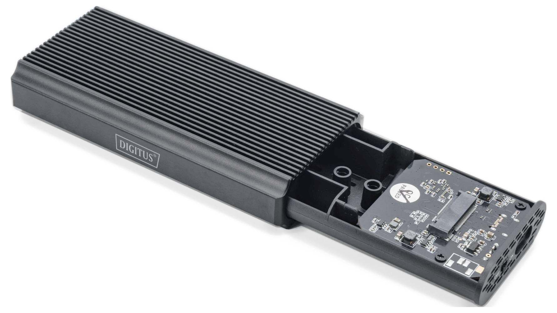 Et åbent eksternt SSD-kabinet i aluminium med fjernet låg viser den indvendige elektronik og køleribber til varmeafledning.