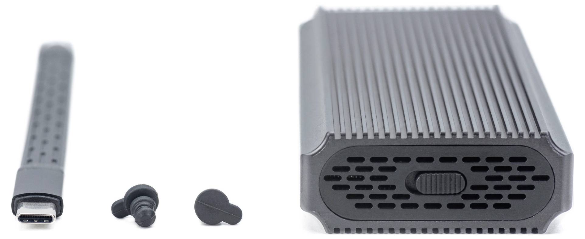 Ekstern harddisk i robust kabinet med USB-C-stik, ved siden af et USB-C-kabel og to gummiprop-afdækninger.