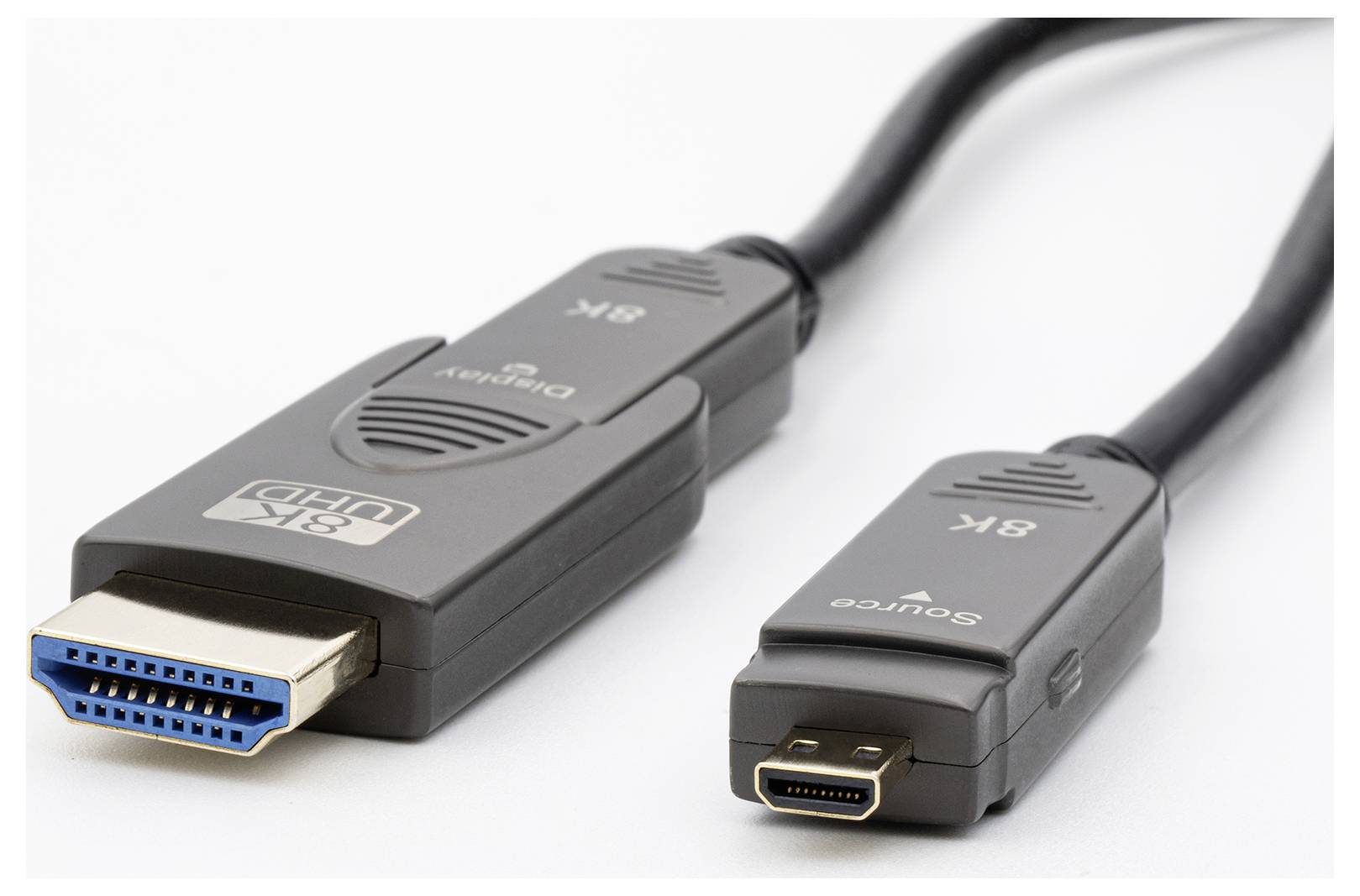 En DisplayPort-til-HDMI-kabeladapter, vist med en DP-stik på venstre side og en HDMI-stik på højre side.