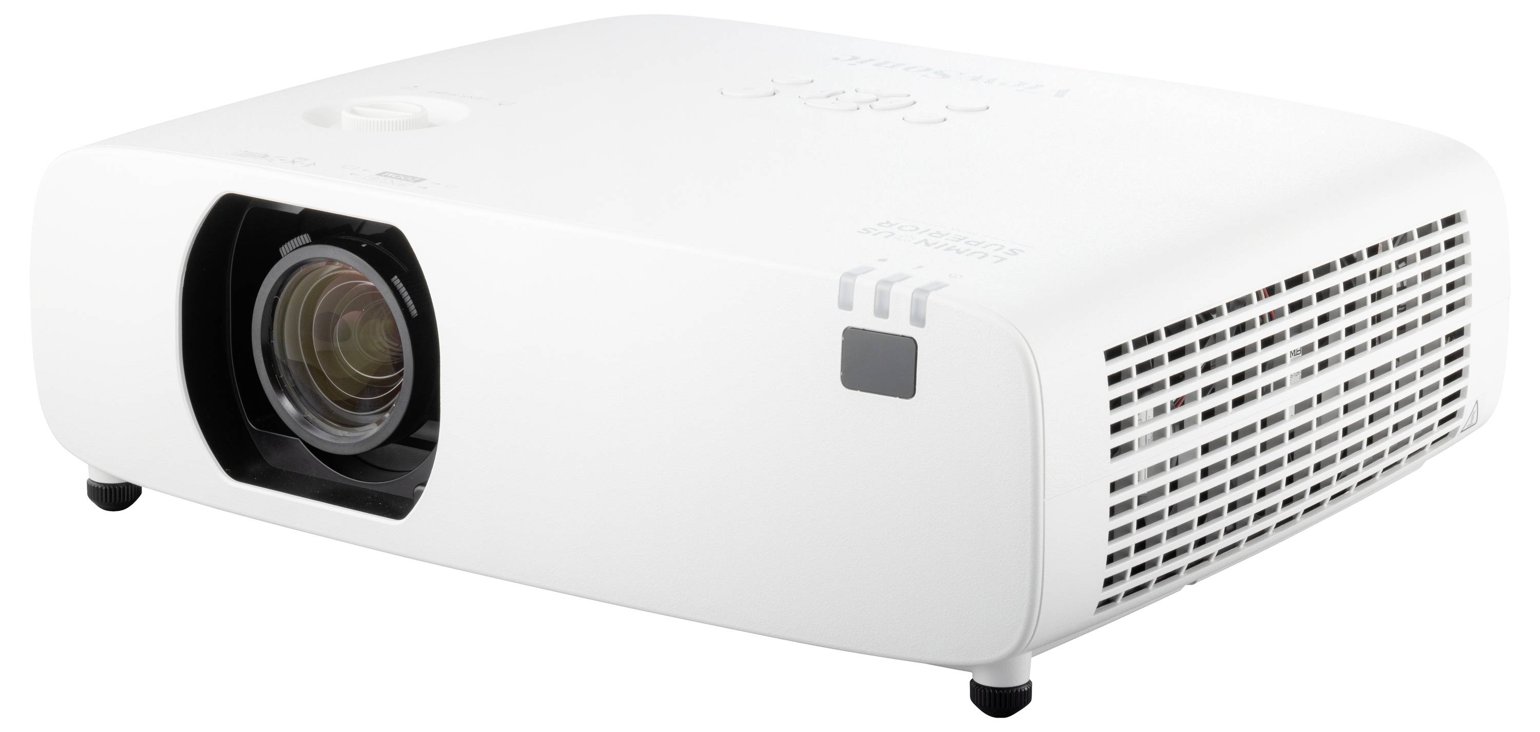 En hvid projektor med ventilationsåbninger og et stort objektiv på forsiden, egnet til video- eller præsentationsprojicering.