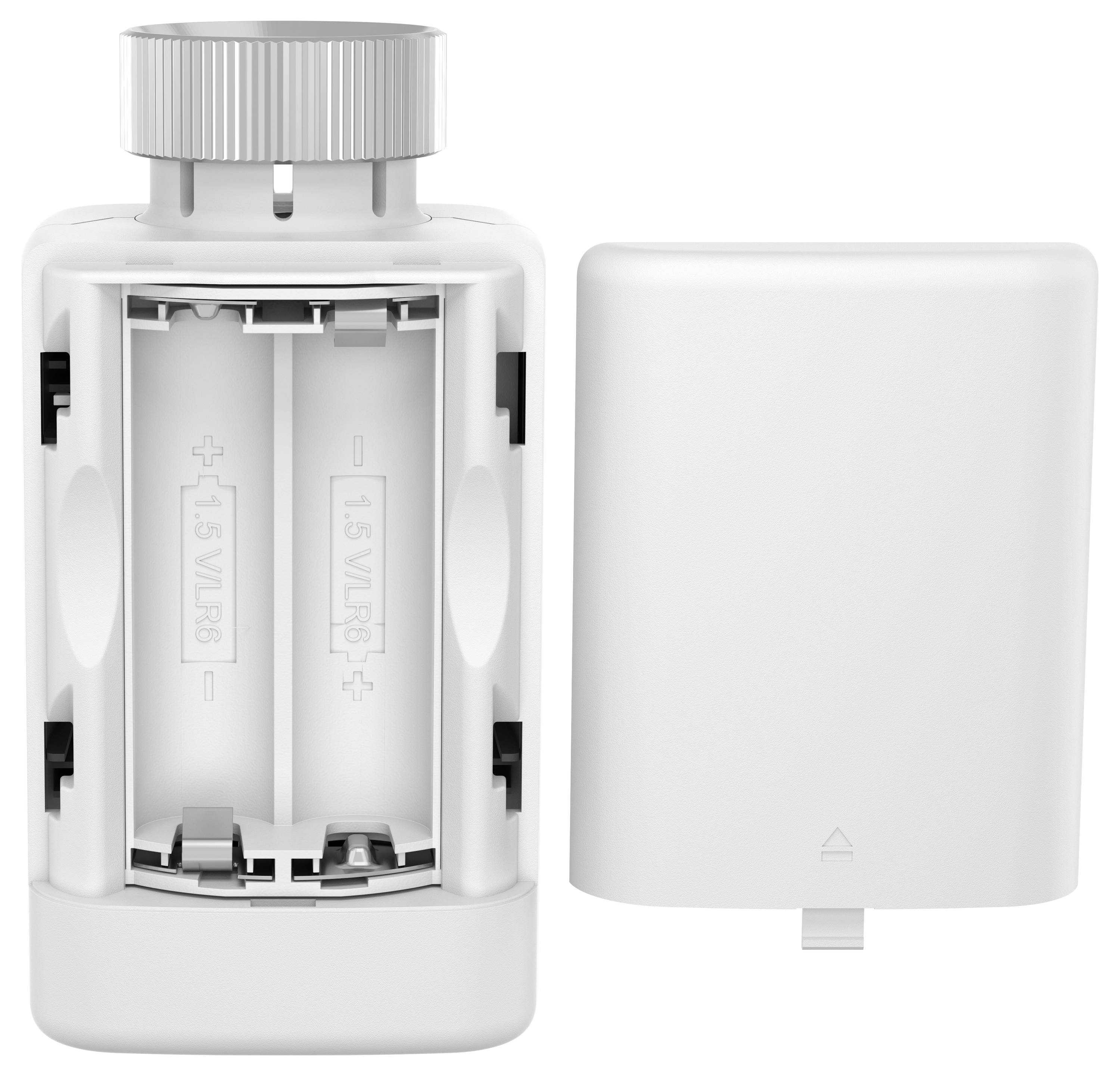 Et åbent batterirummel med plads til to AA-batterier. Det afmonterede låg står ved siden af til højre.