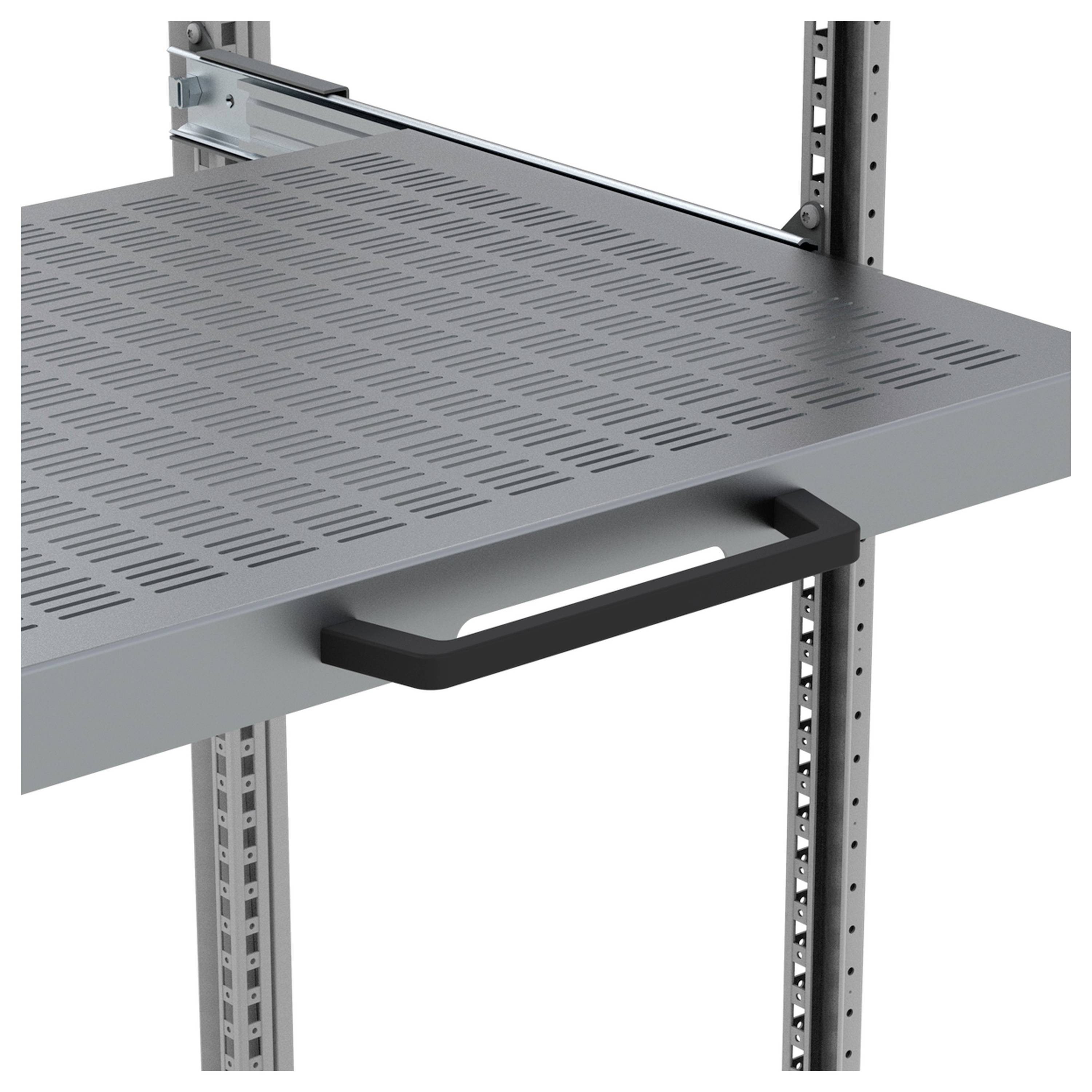 Metalreol til server med håndtag, monteret i et åbent rack. Hylde med ventilationsåbninger for forbedret luftcirkulation.