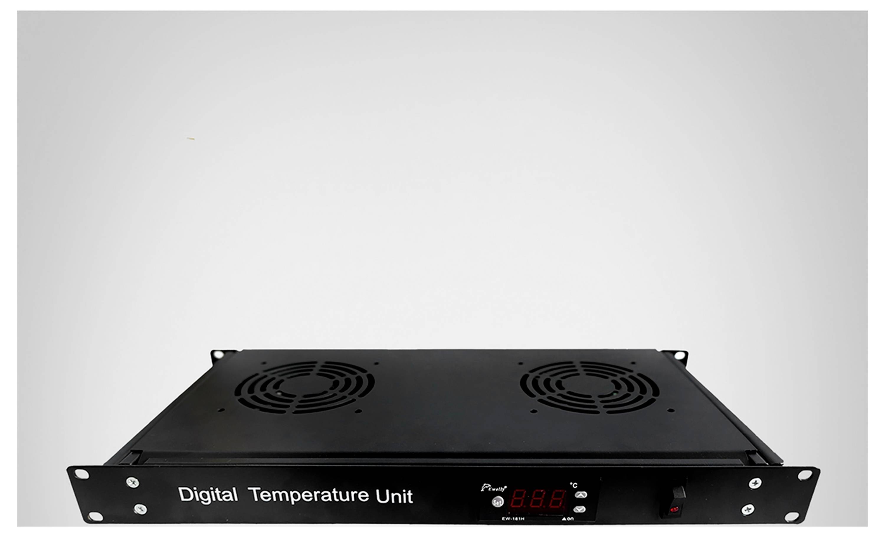 Et digitalt temperaturapparat i et sort hus med to ventilatorer øverst og en digital display forrest.