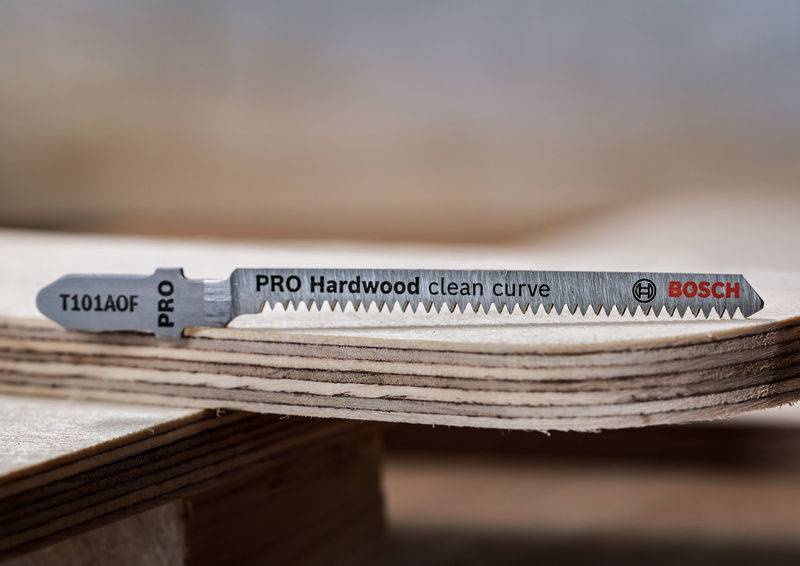 Stikssavklinge stablet på træ, påskrift 'PRO Hardwood clean curve'. Mærke Bosch, model T101A0F.