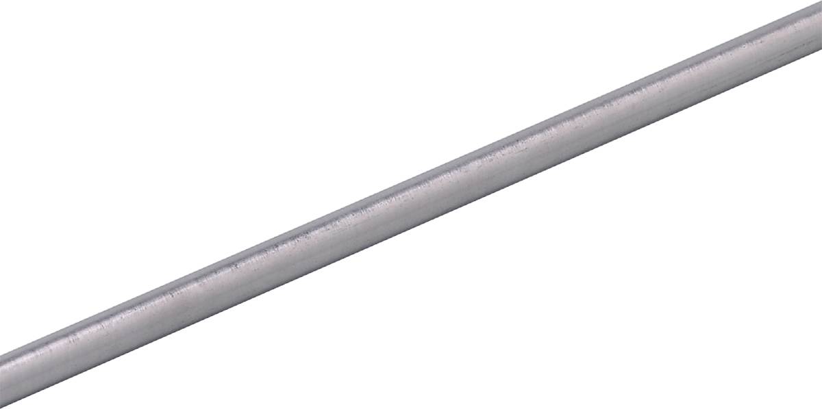 En lang, glat metalstang foran en hvid baggrund. Den har en cylindrisk form og en ensartet overflade.