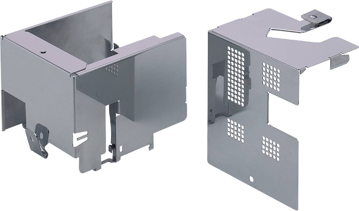 To metalkabinetterne med ventilationsåbninger står ved siden af hinanden. De er sølvgrå og ser ud til at være komponenter fra elektroniske enheder.