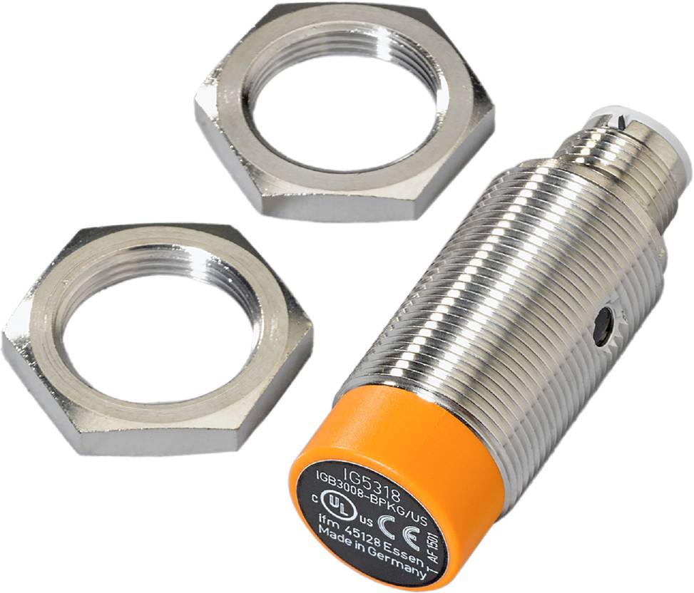 Cylindrisk sensor med orange spids og påskrift 'Made in Germany', ved siden af to sekskantede møtrikker på hvid baggrund.