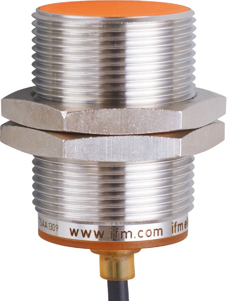 En cylinderformet sensor med metalgevind og møtrikker, mærket 'ifm electronic', egnet til industrielle anvendelser.