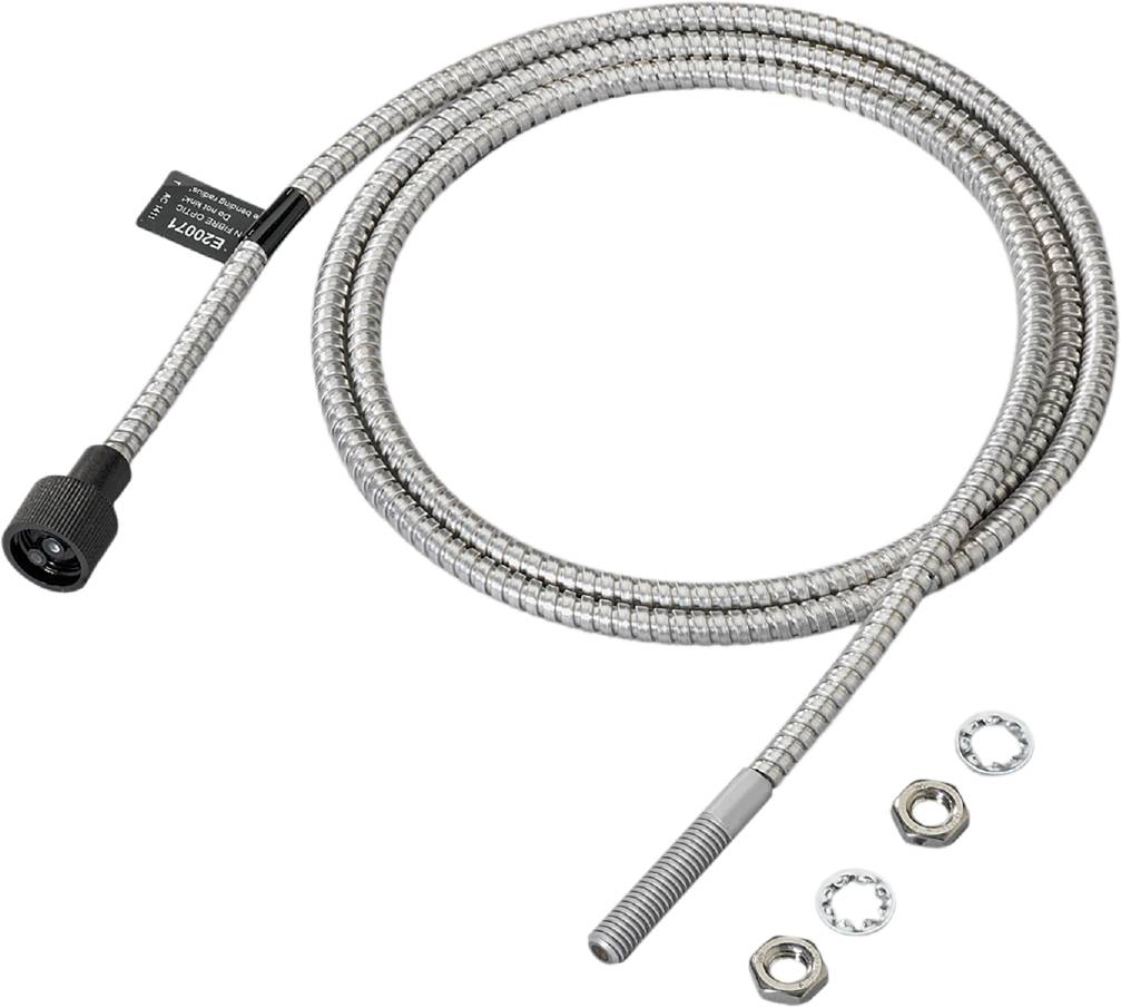 Fleksibel metalslange med møtrik og tætningsringe, egnet til sanitære installationer, vist på hvid baggrund.