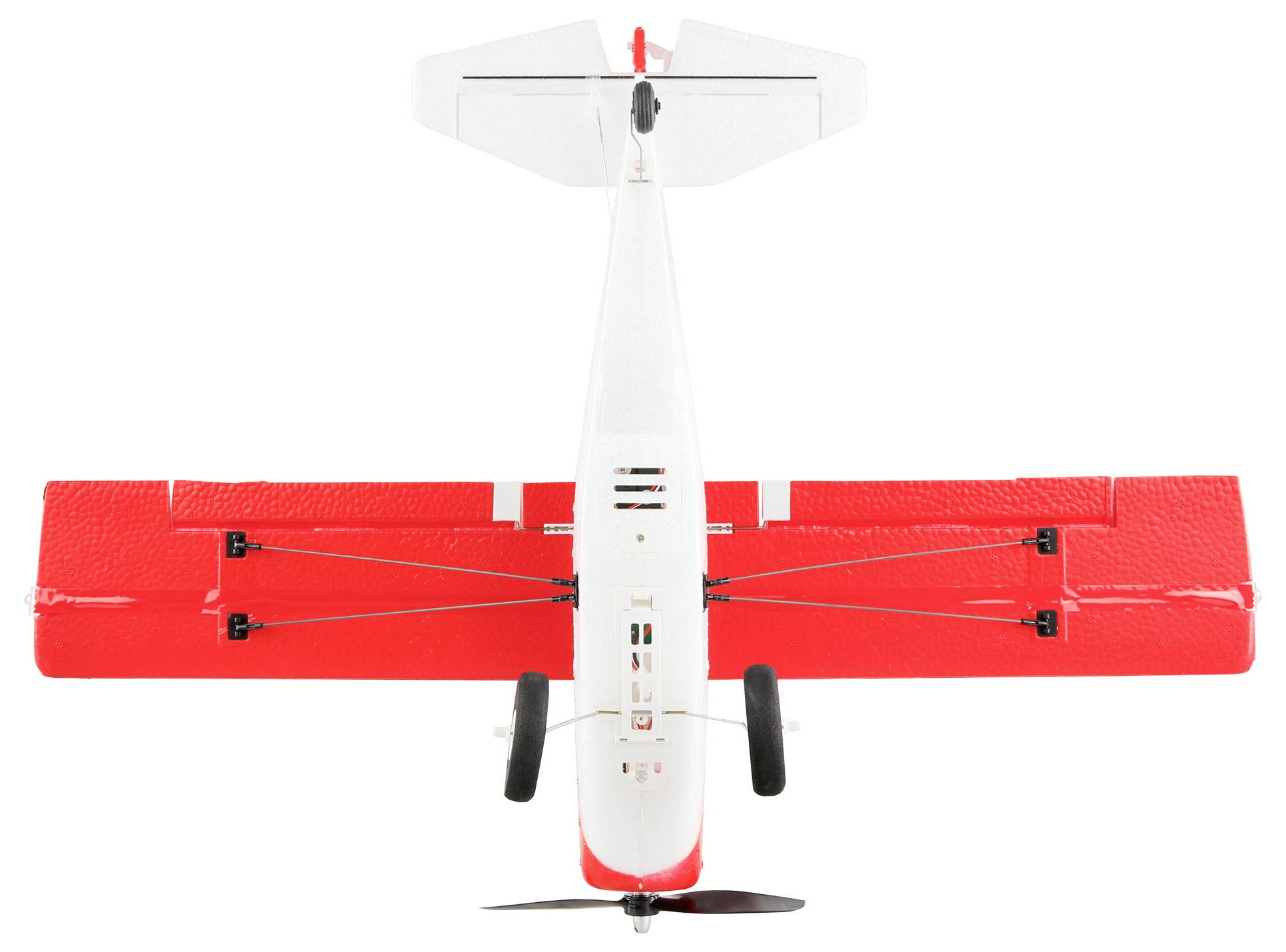 En modelflyvemaskine med rød krop og hvid hale, set fra oven, på hvid baggrund. Propel og styreflader synlige.