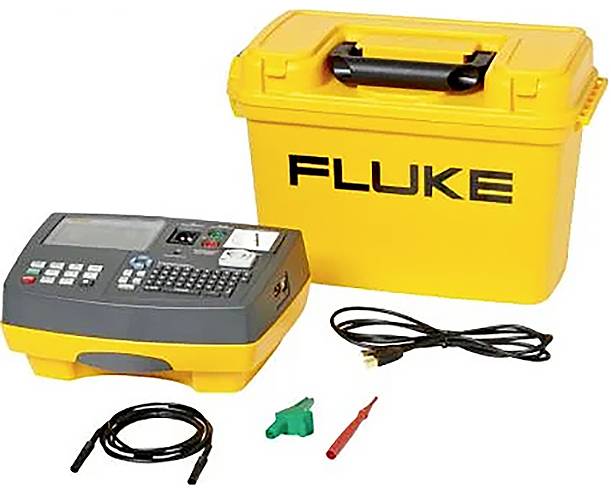 Multimeter med kabler og tilbehør foran en gul kuffert med påskriften 'Fluke'.