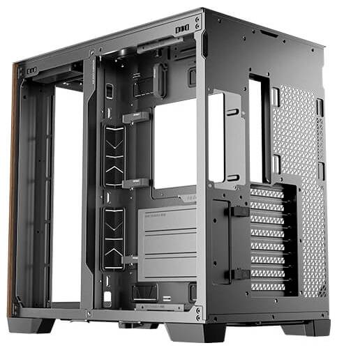 Tomt PC-kabinet til en stationær computer med talrige ventilationsåbninger og plads til flere udvidelseskort.