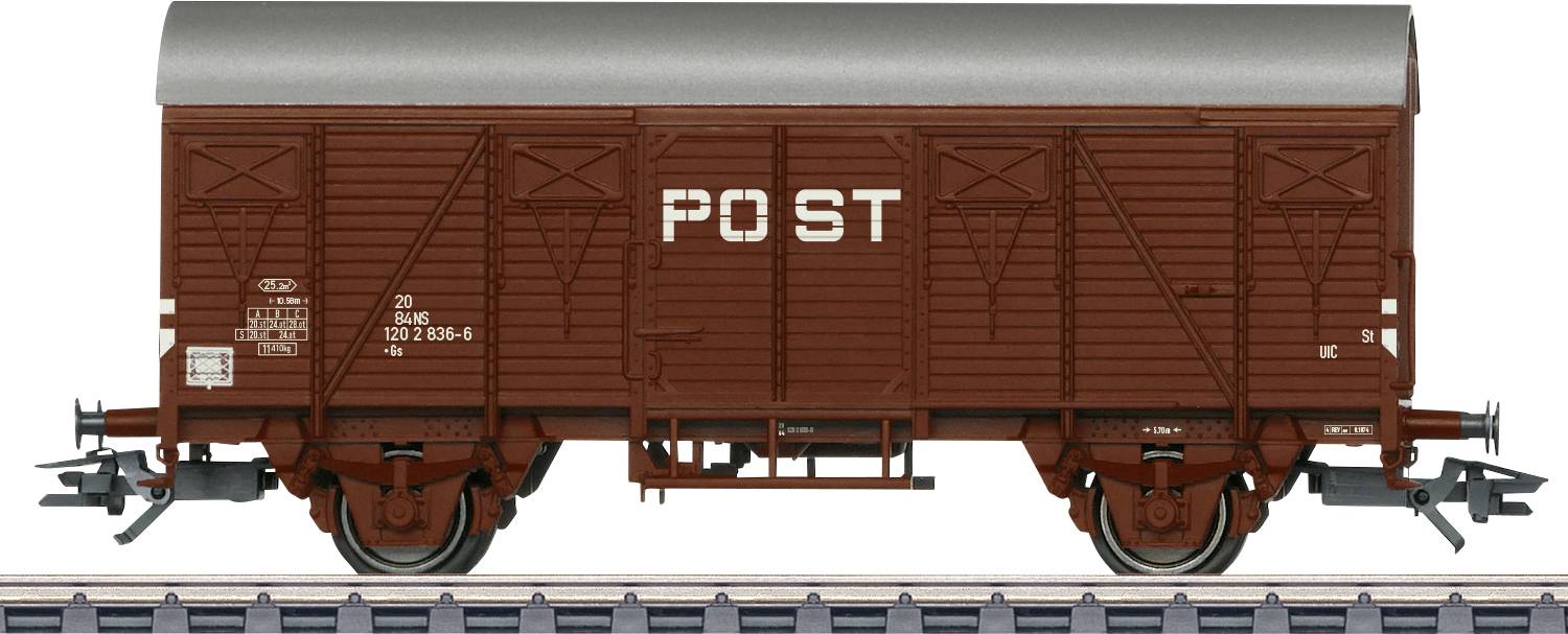 En historisk postvogin på skinner, brun med påskriften 'POST'. Vognen har et hvælvet tag og synlige buffere.