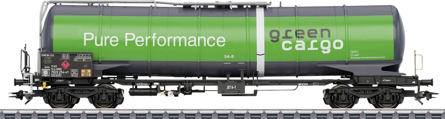 Grøn godstog med påskriften "Pure Performance green cargo" på et spor, med fokus på miljøvenlig transport.