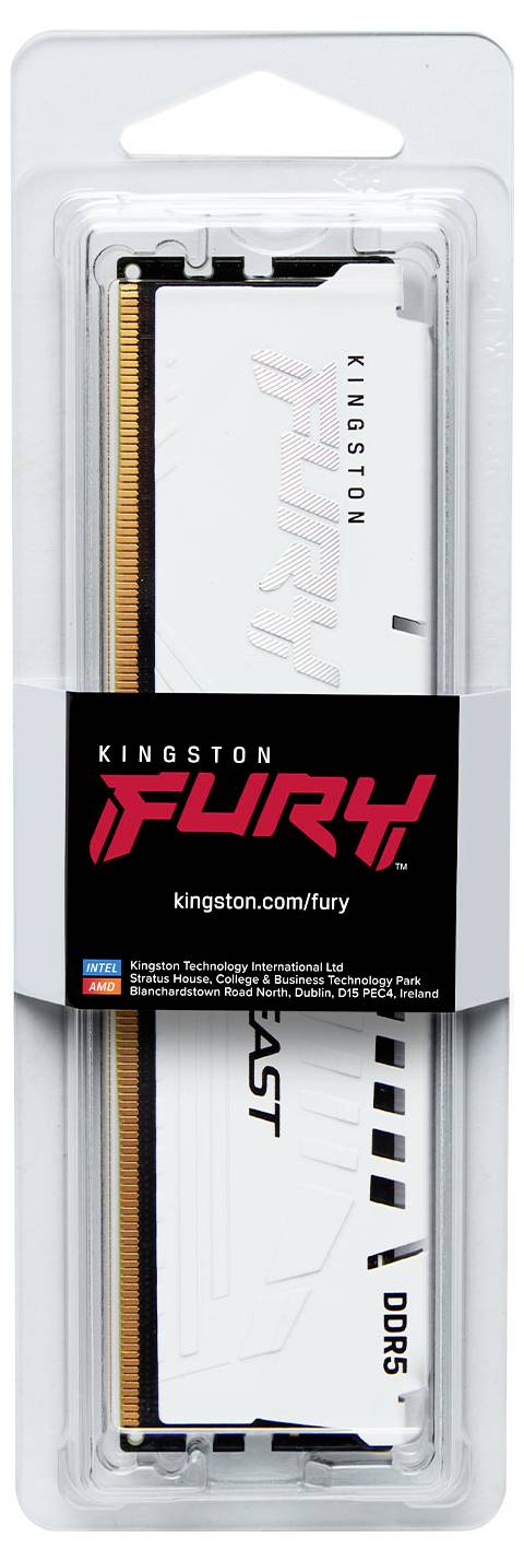 Et Kingston Fury DDR5-RAM-modul i originalemballagen. Det er hvidt med sort og rødt tryk.