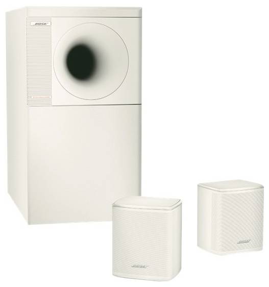 Et hvidt højttalersystem med en subwoofer og to mindre højttalere.