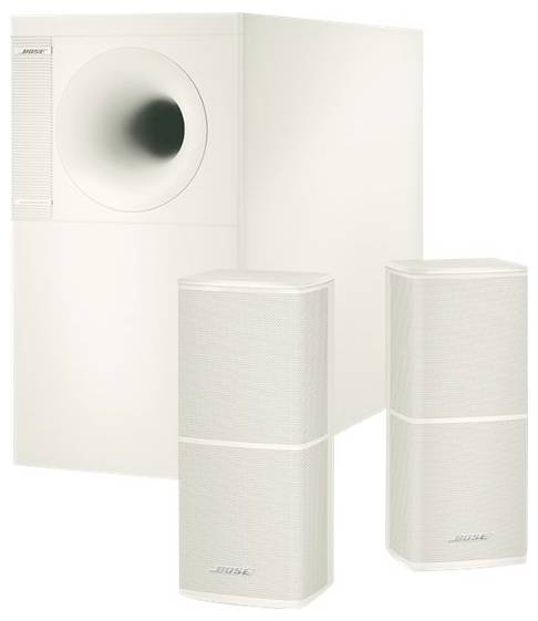 To flade hvide højttalere og en hvid subwoofer, alle fra Bose-mærket, på en hvid baggrund. Ideel til hjemmebiograf-opsætninger.