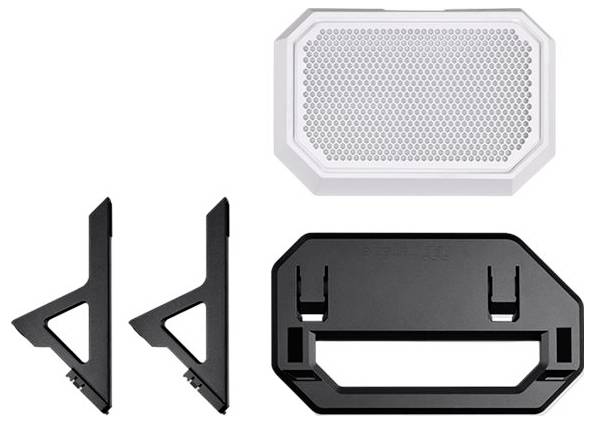 Forskellige dele af en computerkabinet: hvidt ventilationsgitter, to sorte beslag og en sort bærende plade.