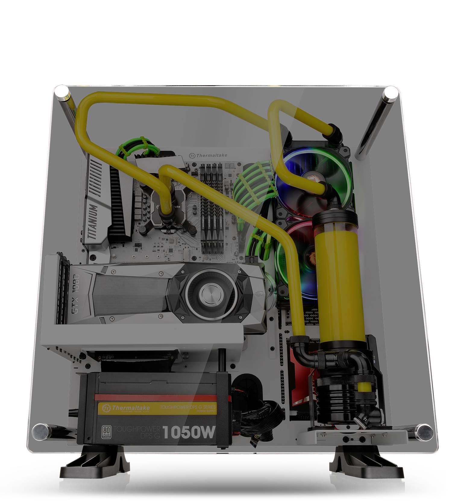 En gaming-pc med et gennemsigtigt kabinet, der viser et komplekst kølesystem med farverige rør, blæsere og et strømforsyningsmodul mærket '1050W'.