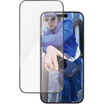 En person i en blå jakke tager et foto med en smartphone, hvor refleksionen viser beskyttelsesglas. Bygninger ses i baggrunden.