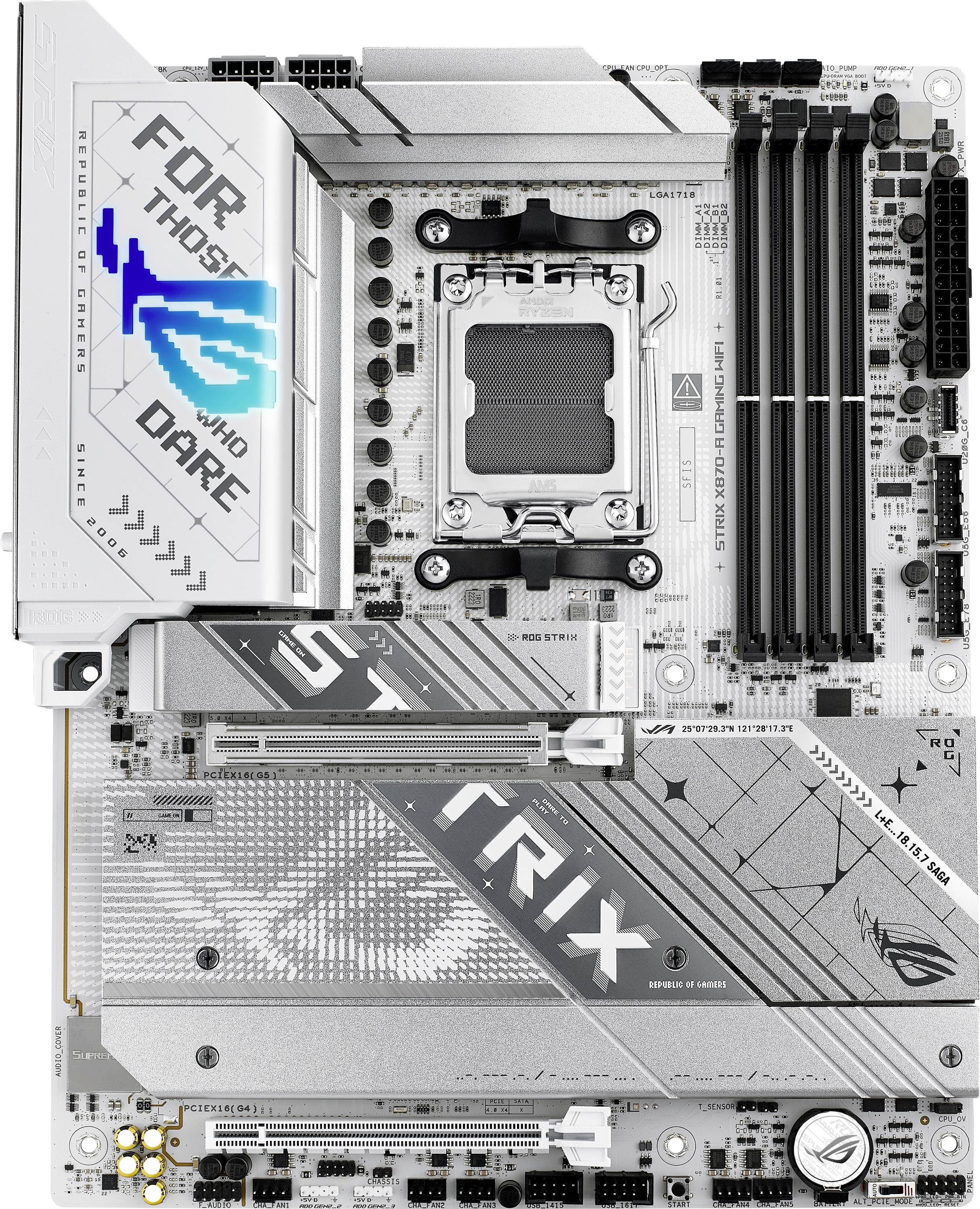 Et hvid-sølvfarvet bundkort med sort tekst og blå accenter viser pladser til RAM, processor og andre komponenter.