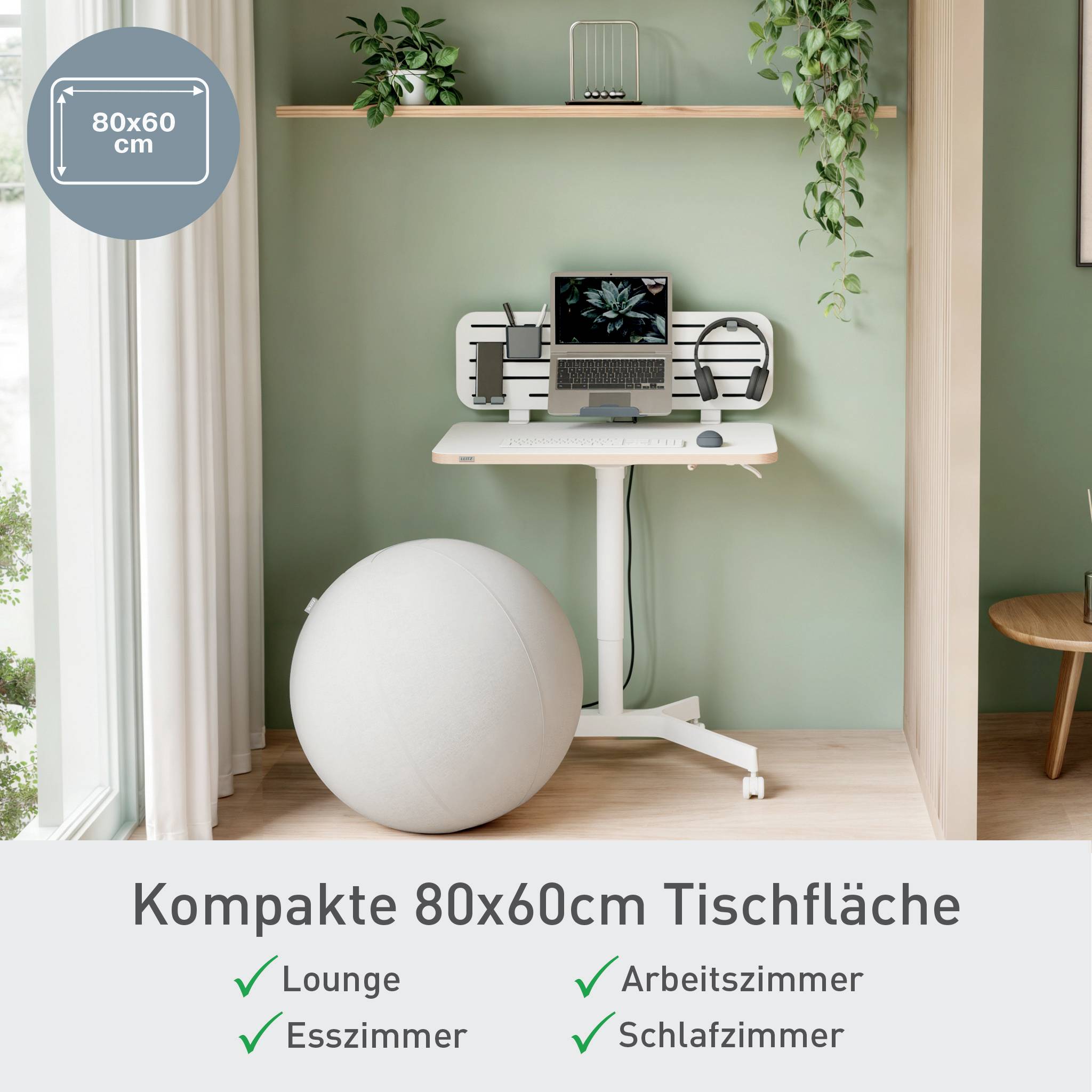 Et lille skrivebord i moderne design med en bærbar computer, omgivet af planter, en stor sidebold og vægmonterede hylder.