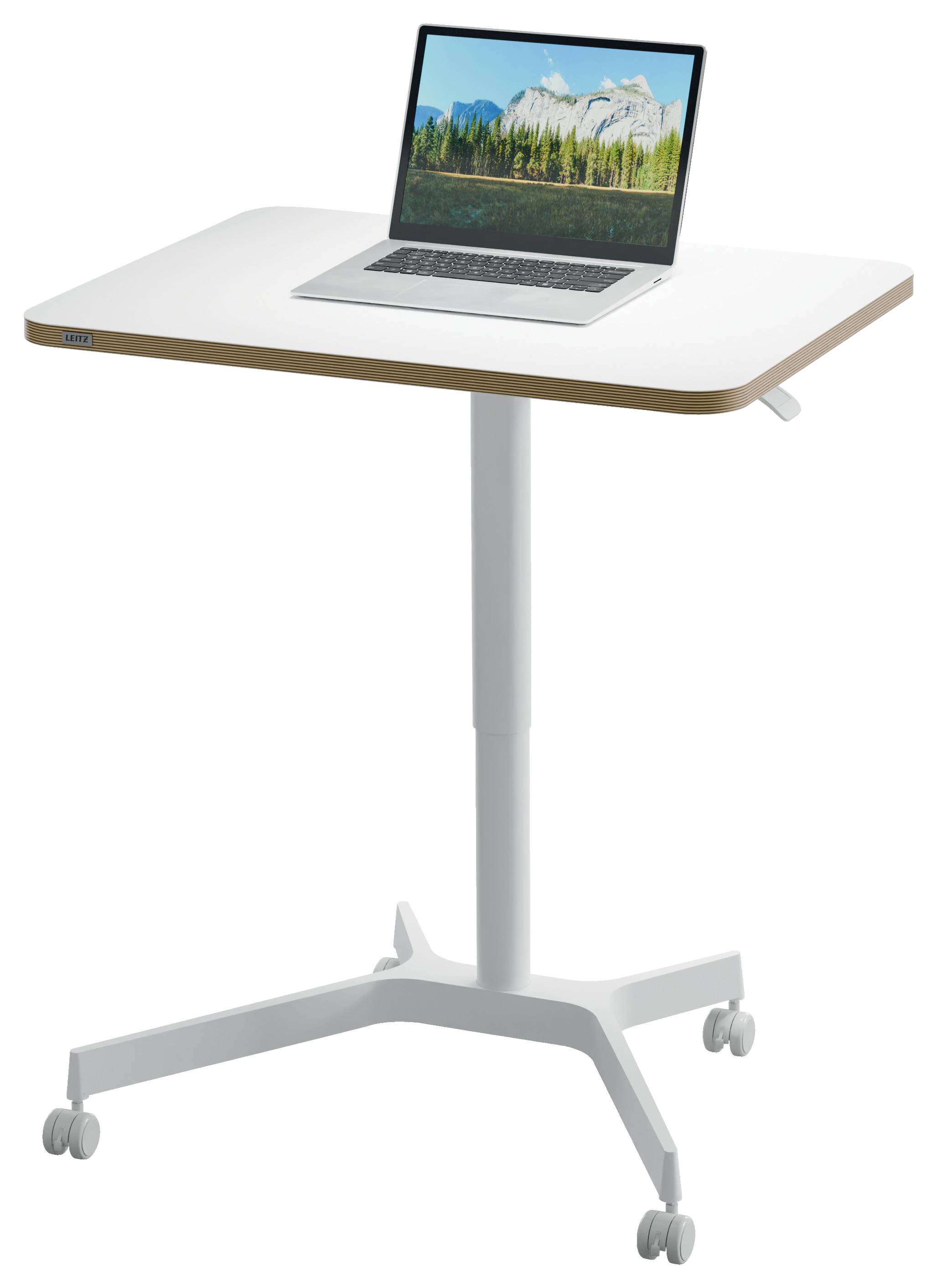 Højdejusterbart bord med en bærbar computer på, som viser et naturbillede på skærmen. Bordet har hjul for let bevægelighed.