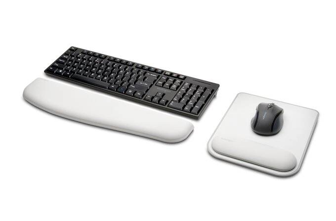 Et sort tastatur med hvid håndledsstøtte til venstre og en computermuse på et hvidt underlag til højre.