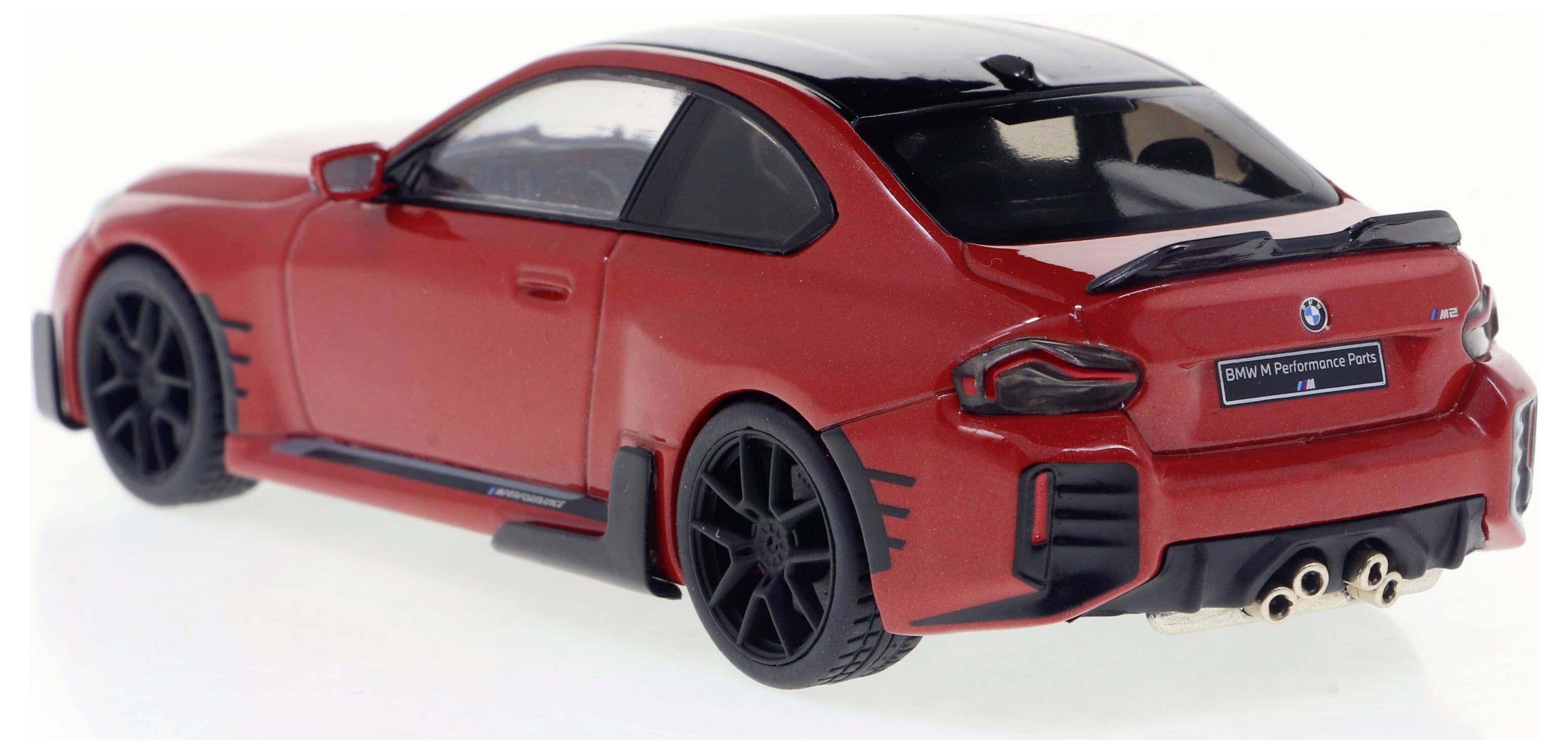 Rød modelbil set fra siden. Sportslig stil med sorte fælge og markante luftindtag.
