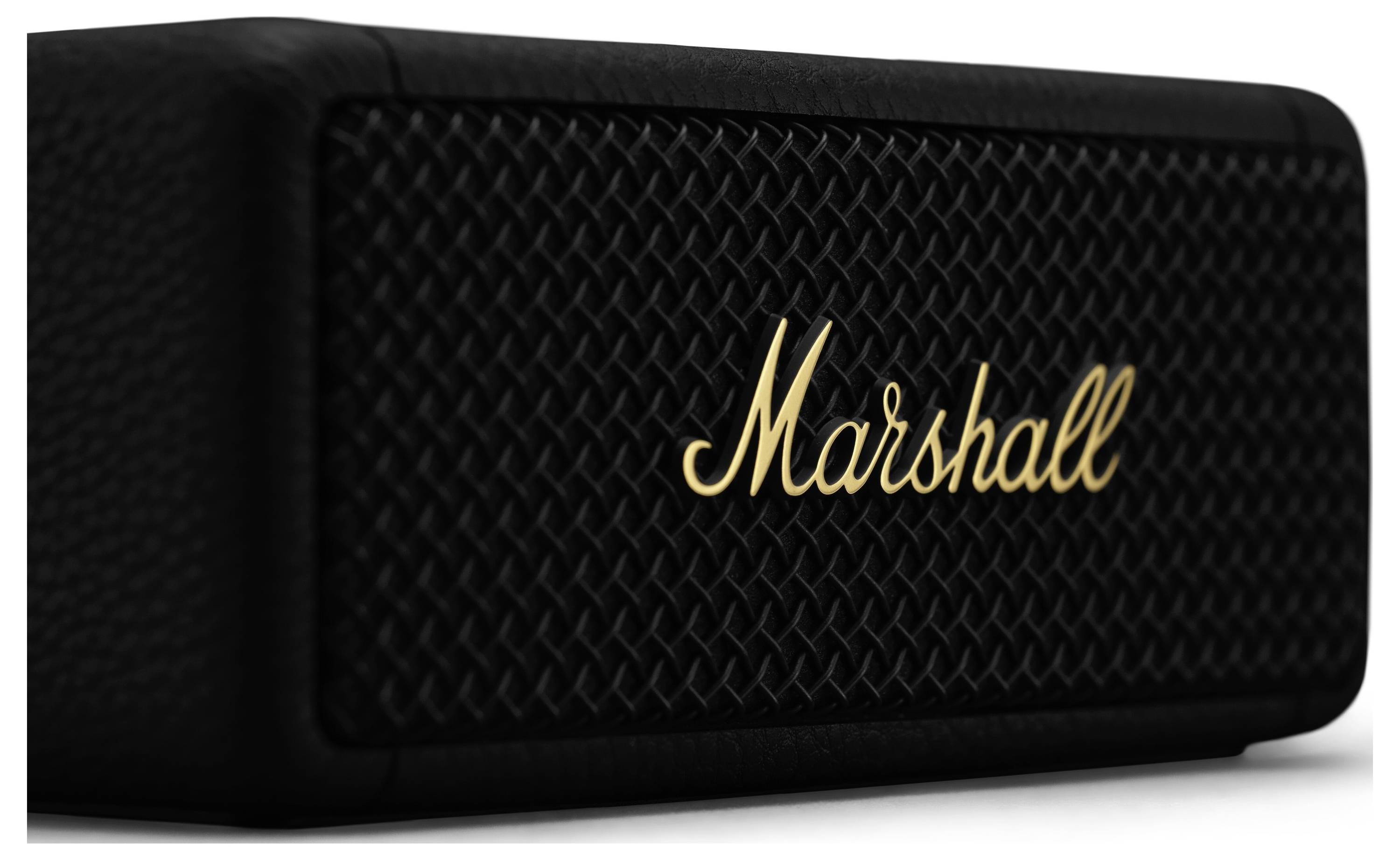 Sort højtaler med guldfarvet 'Marshall'-logo på forsiden. Struktureret overflade, rektangulær form.
