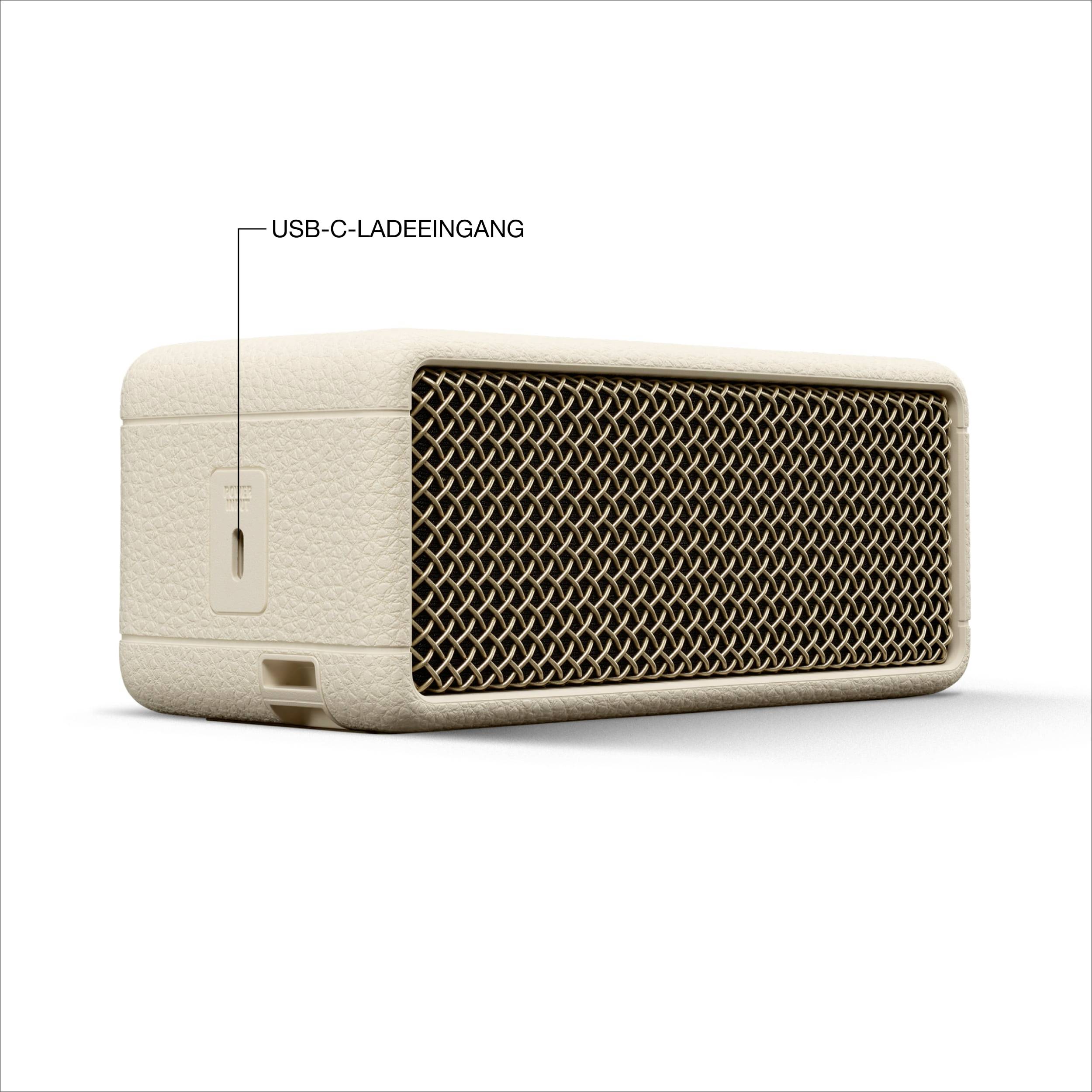 Bærbar højtaler i beige med fremhævet USB-C-ladestik på siden. Front med sort gitterdesign.