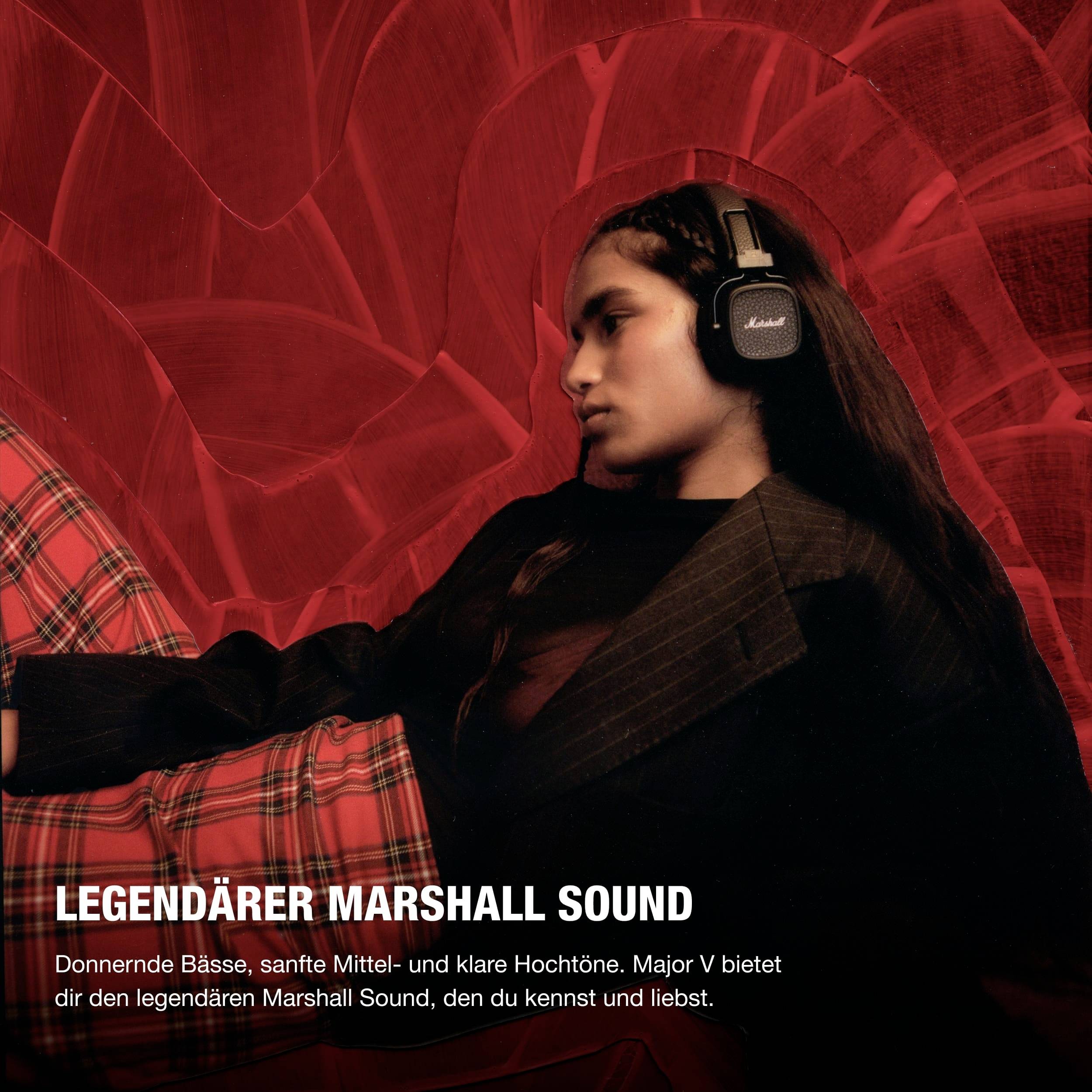 Ung kvinde med hovedtelefoner foran rød baggrund. Tekst: 'Legendær Marshall-lyd. Legendære basser, blide mellemtoner og klare høje toner.'